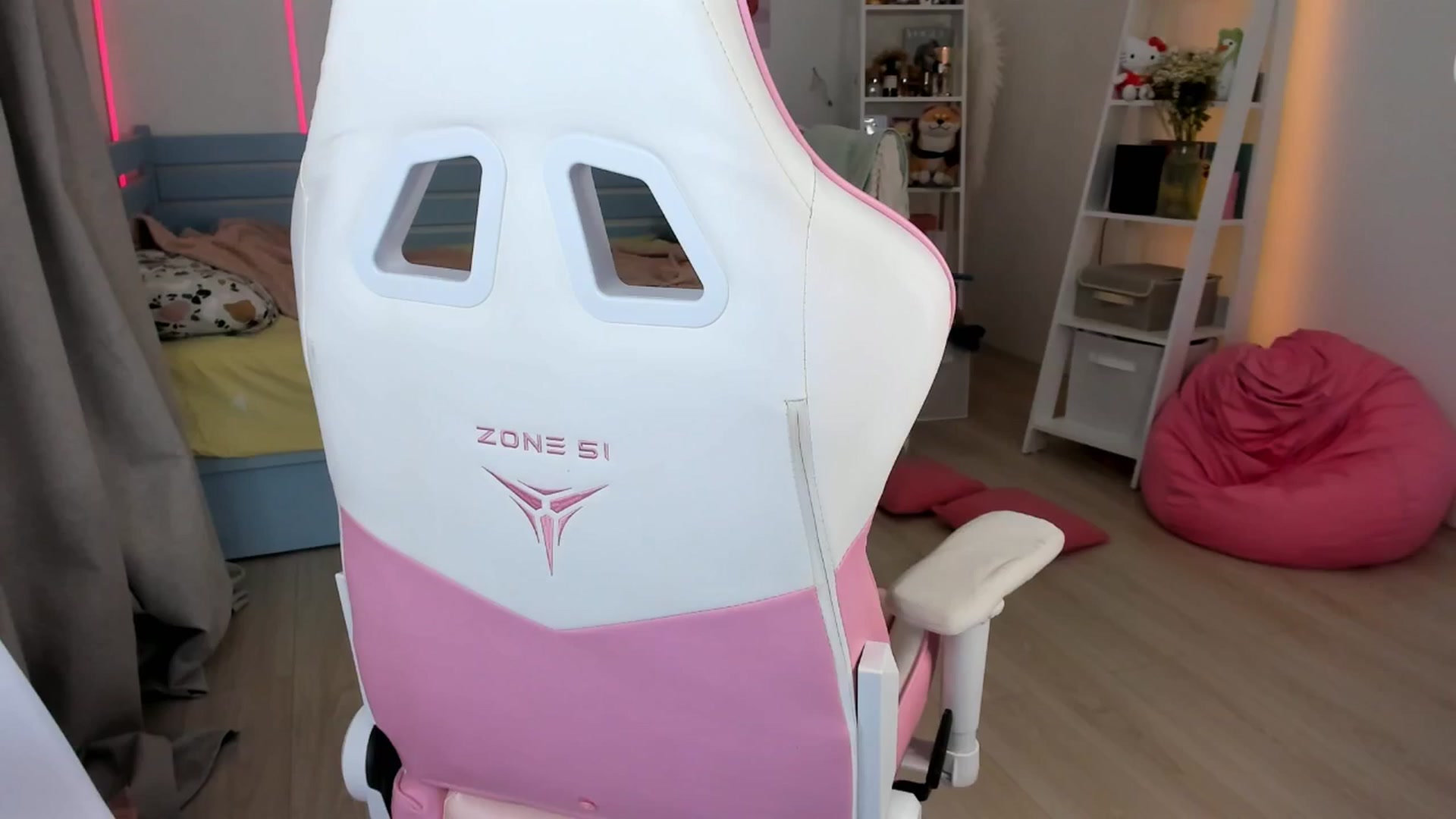 Gallery image thumbnail from Alice_Chery's myfreecams stream on, 08/18/2025, 10:46 image 12 of 20