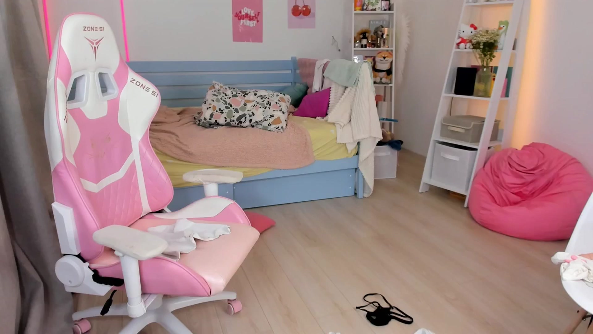 Gallery image thumbnail from Alice_Chery's myfreecams stream on, 08/18/2025, 11:28 image 14 of 20