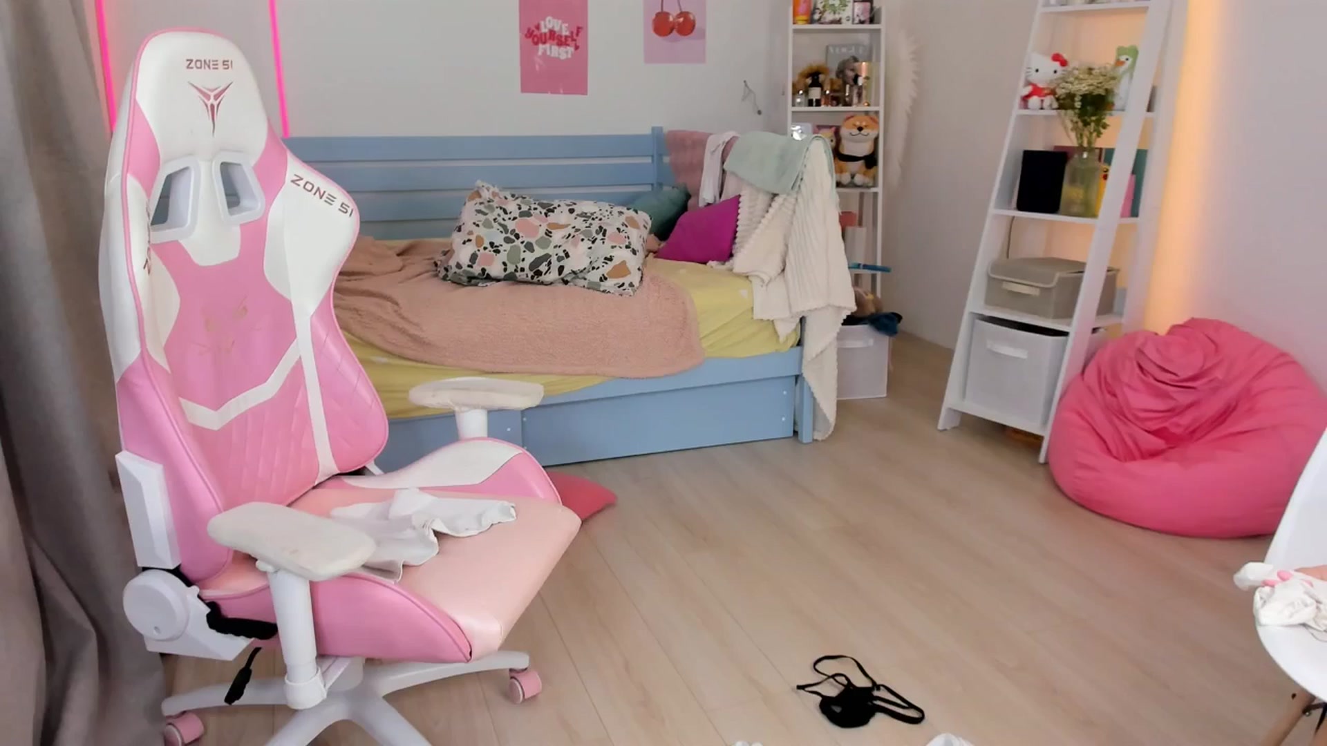 Gallery image thumbnail from Alice_Chery's myfreecams stream on, 08/18/2025, 11:28 image 16 of 20