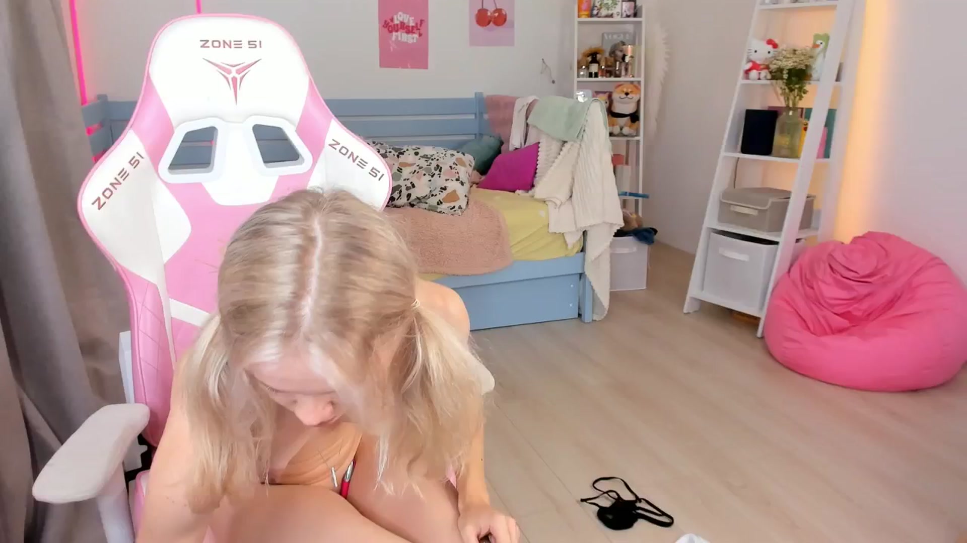 Gallery image thumbnail from Alice_Chery's myfreecams stream on, 08/18/2025, 11:28 image 13 of 20