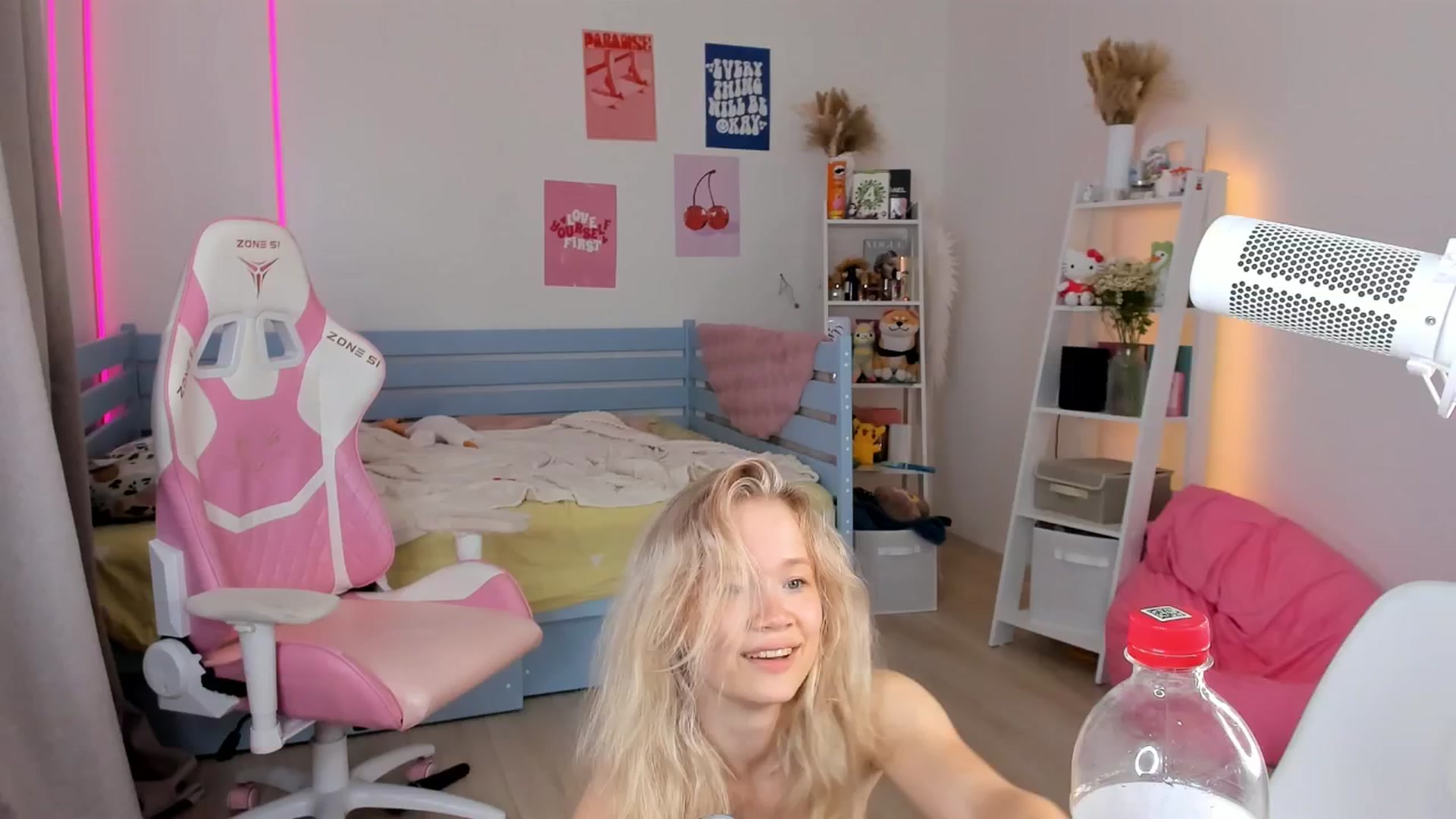 Gallery image thumbnail from Alice_Chery's myfreecams stream on, 08/19/2025, 11:07 image 19 of 20