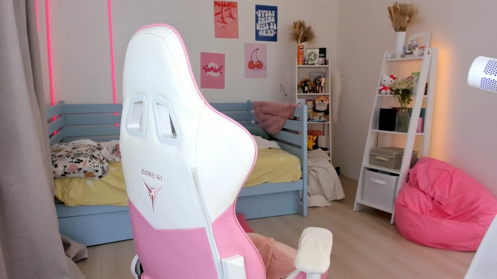 Gallery image thumbnail from Alice_Chery's myfreecams stream on, 08/20/2025, 10:17 image 5 of 20
