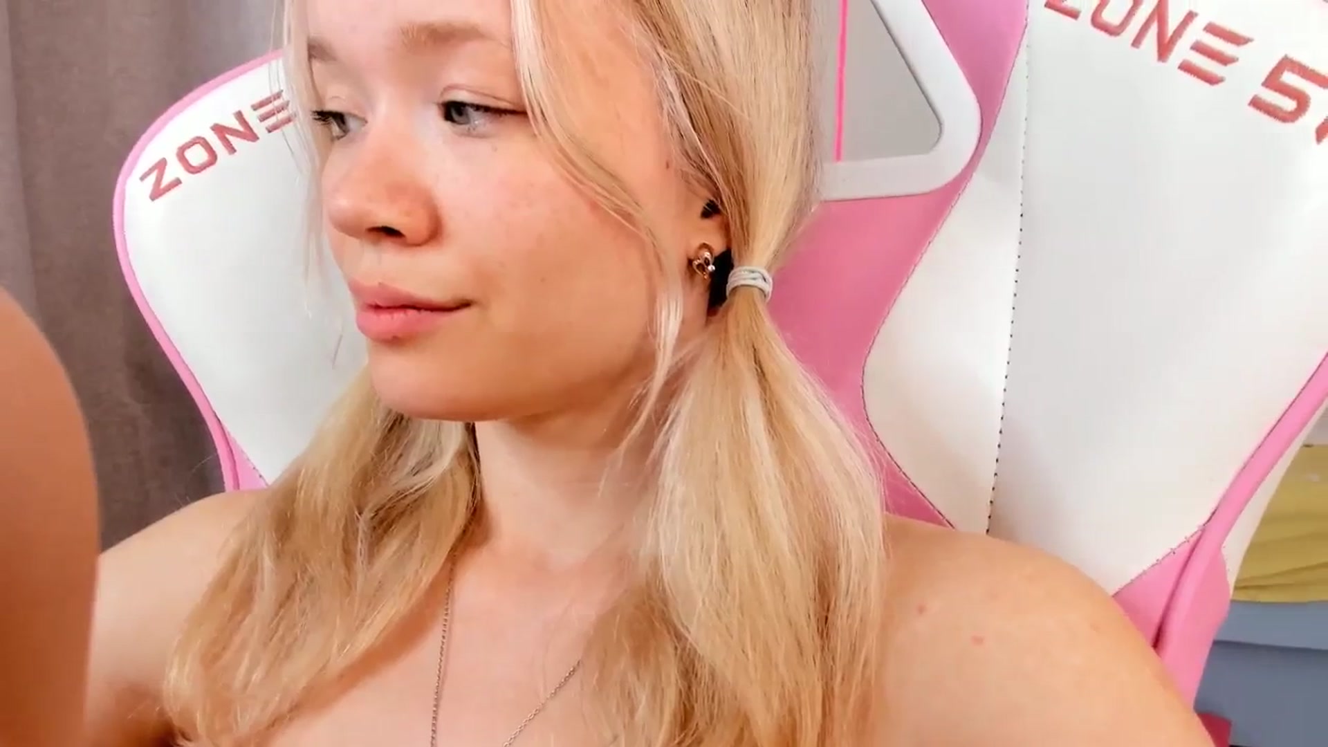 Gallery image thumbnail from Alice_Chery's myfreecams stream on, 08/20/2025, 10:17 image 2 of 20