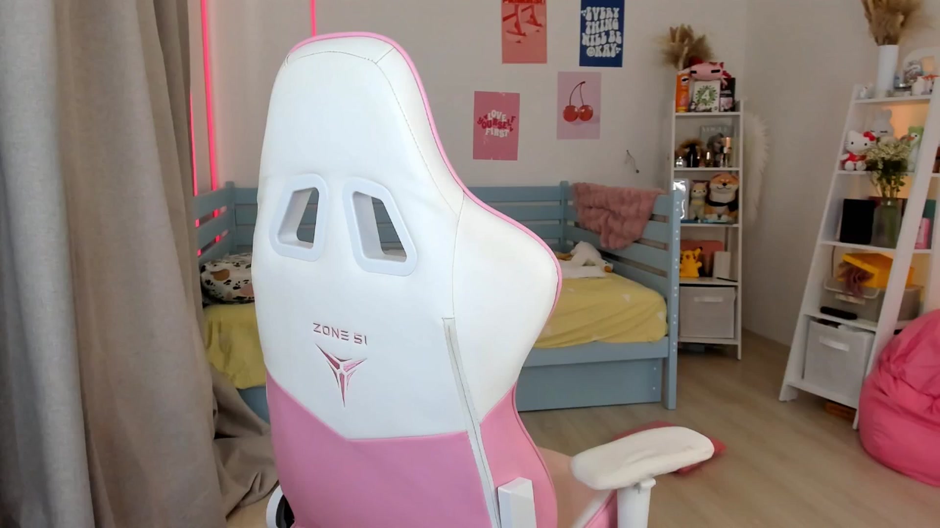 Gallery image thumbnail from Alice_Chery's myfreecams stream on, 08/23/2025, 05:28 image 16 of 20