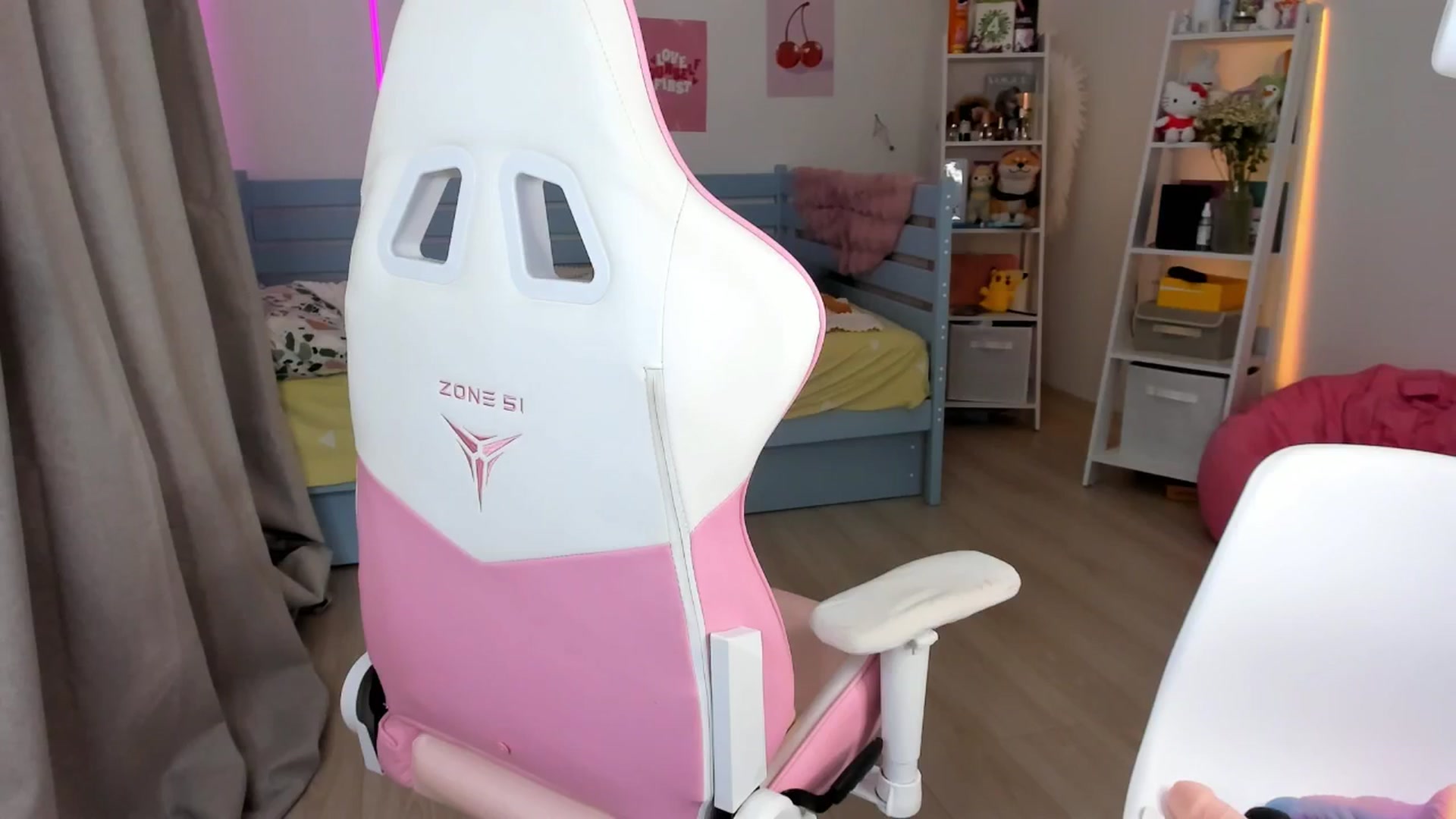 Gallery image thumbnail from Alice_Chery's myfreecams stream on, 08/26/2025, 09:54 image 8 of 20