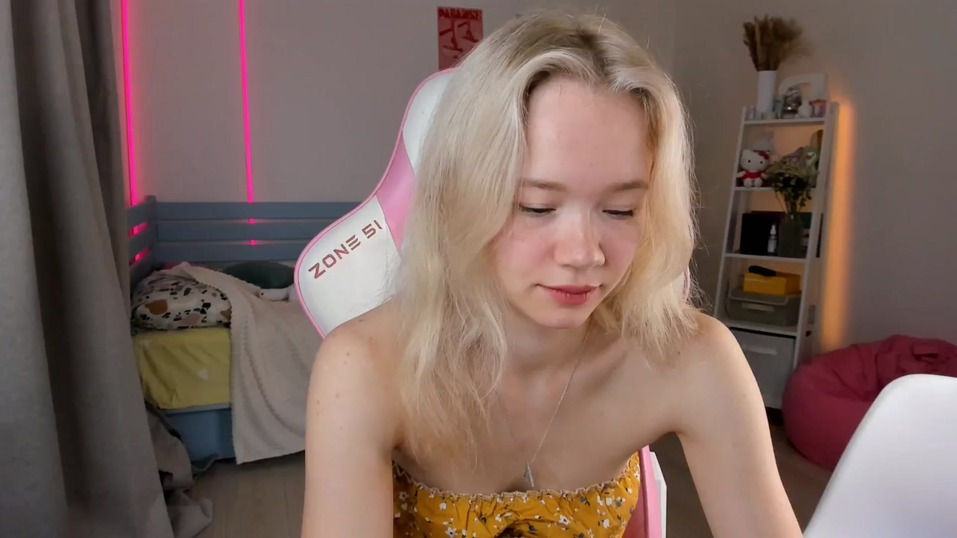 Gallery image thumbnail from Alice_Chery's myfreecams stream on, 08/27/2025, 05:56 image 1 of 20