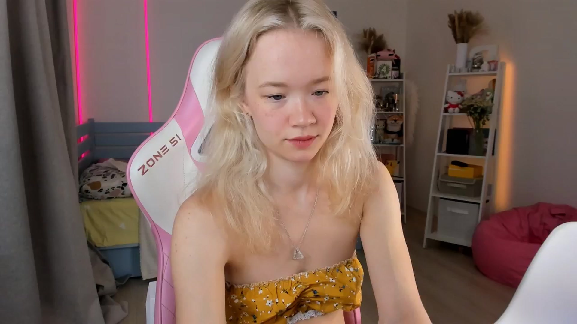 Gallery image thumbnail from Alice_Chery's myfreecams stream on, 08/27/2025, 05:56 image 3 of 20