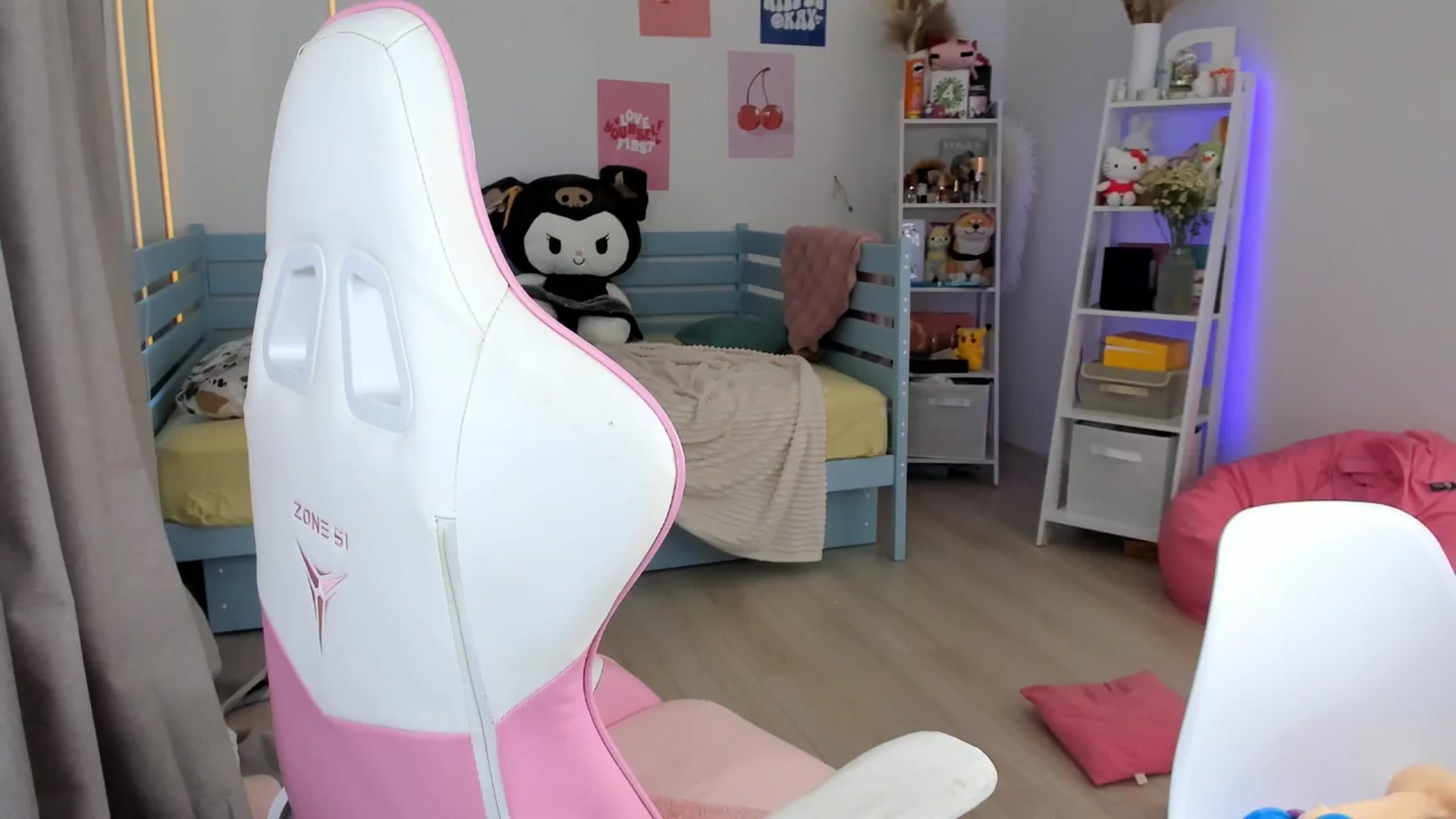 Gallery image thumbnail from Alice_Chery's myfreecams stream on, 08/28/2025, 08:00 image 15 of 20