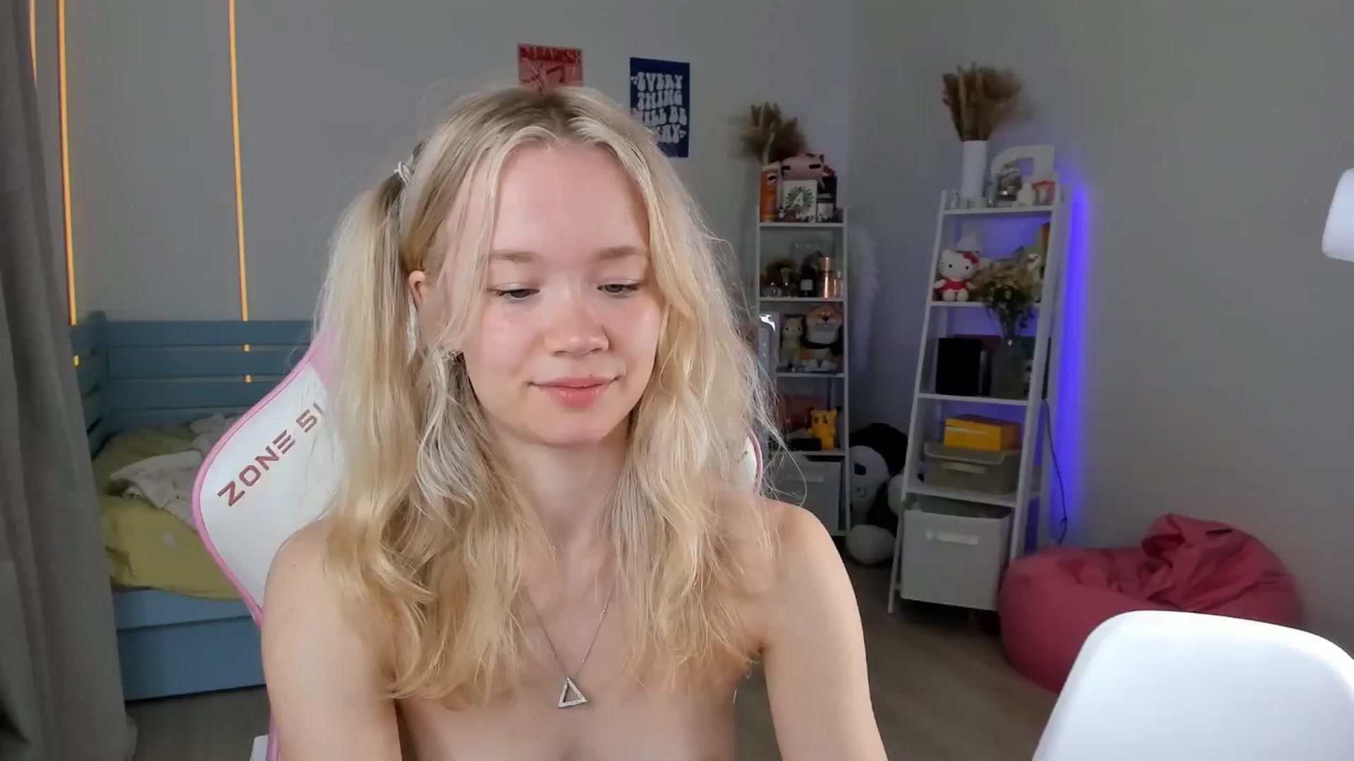 Gallery image thumbnail from Alice_Chery's myfreecams stream on, 08/30/2025, 10:53 image 1 of 20
