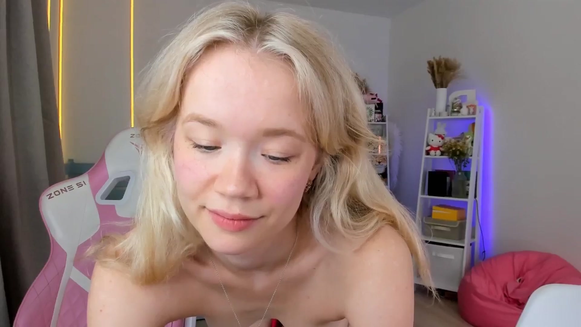 Gallery image thumbnail from Alice_Chery's myfreecams stream on, 09/01/2025, 08:21 image 12 of 20