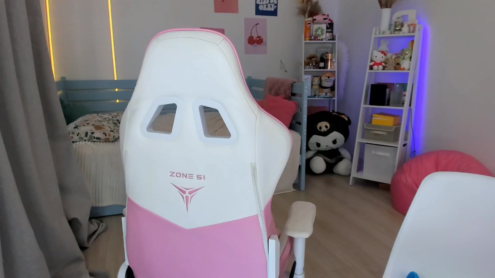 Gallery image thumbnail from Alice_Chery's myfreecams stream on, 09/02/2025, 06:29 image 6 of 20