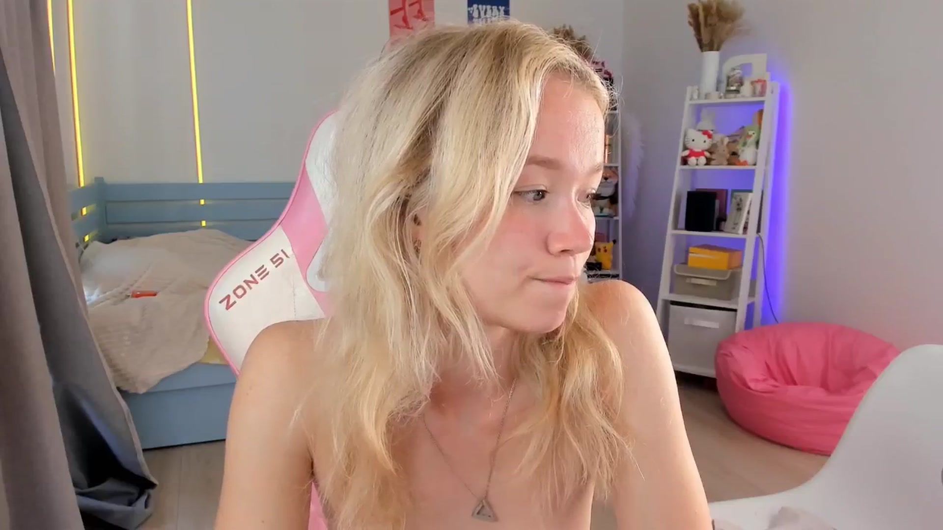 Gallery image thumbnail from Alice_Chery's myfreecams stream on, 09/06/2025, 09:59 image 3 of 20