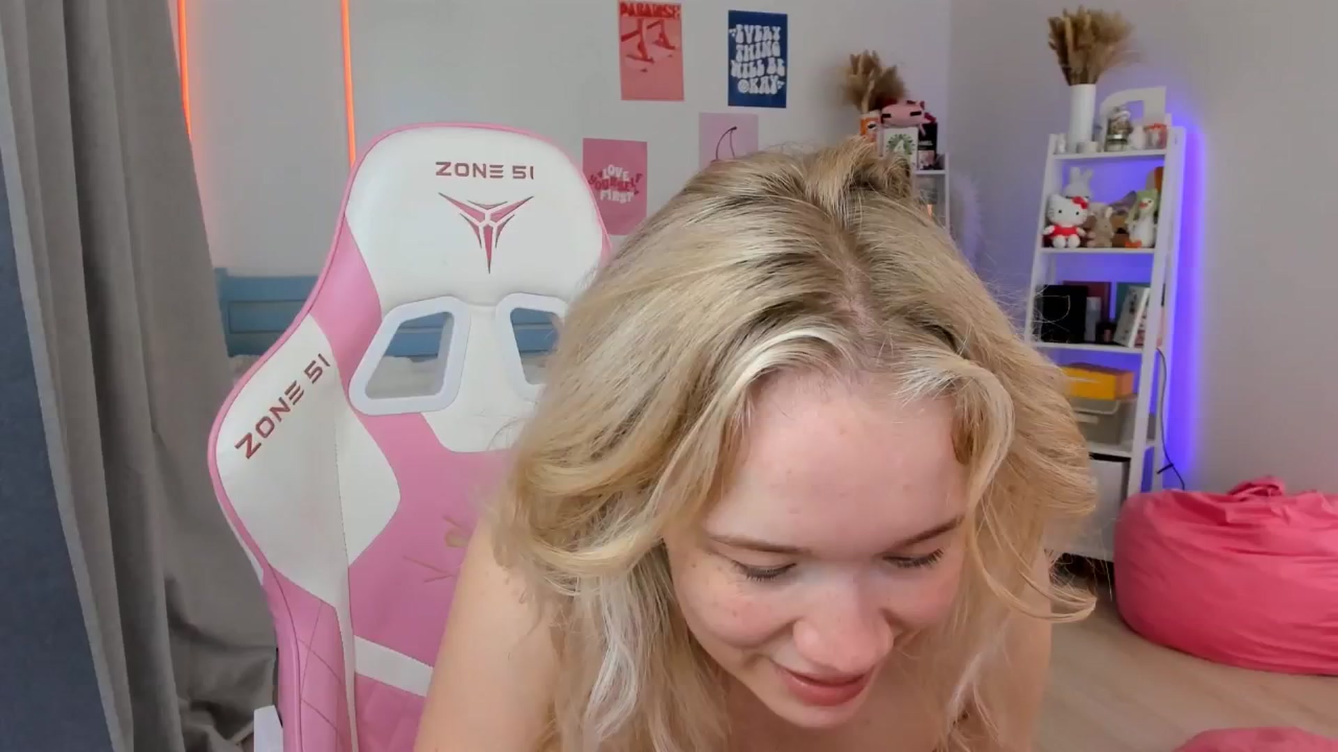 Gallery image thumbnail from Alice_Chery's myfreecams stream on, 09/07/2025, 10:09 image 18 of 20