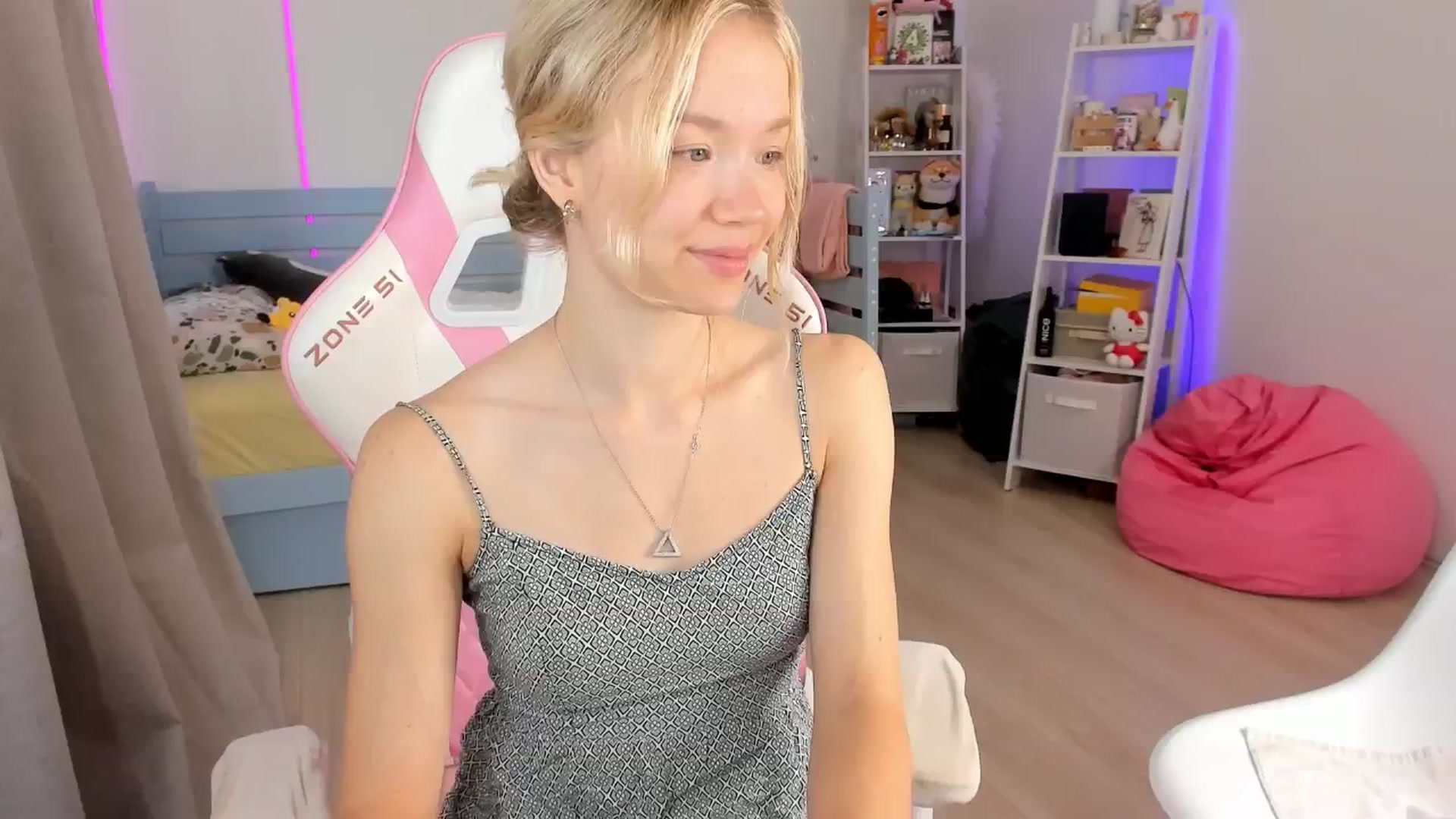 Gallery image thumbnail from Alice_Chery's myfreecams stream on, 09/22/2025, 10:00 image 9 of 20