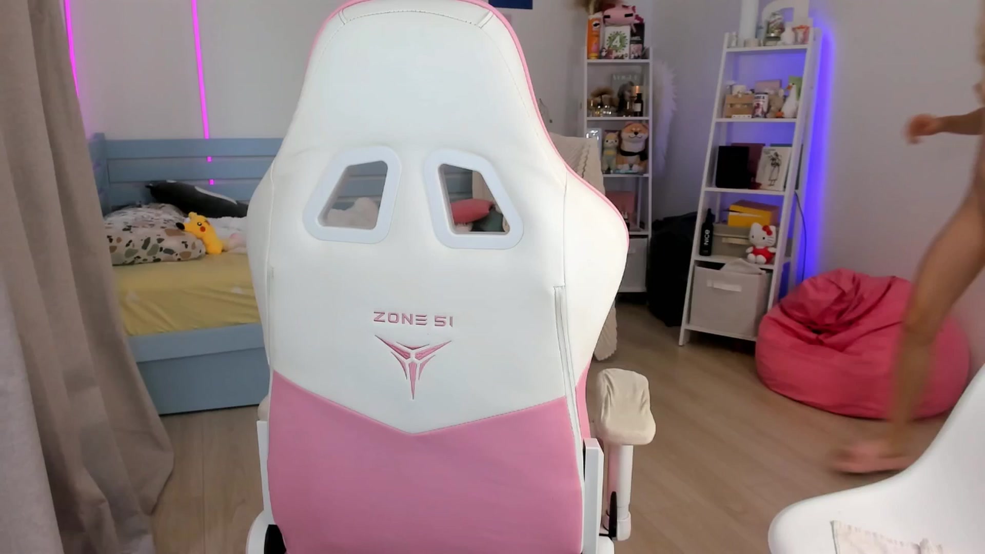 Gallery image thumbnail from Alice_Chery's myfreecams stream on, 09/22/2025, 10:00 image 17 of 20