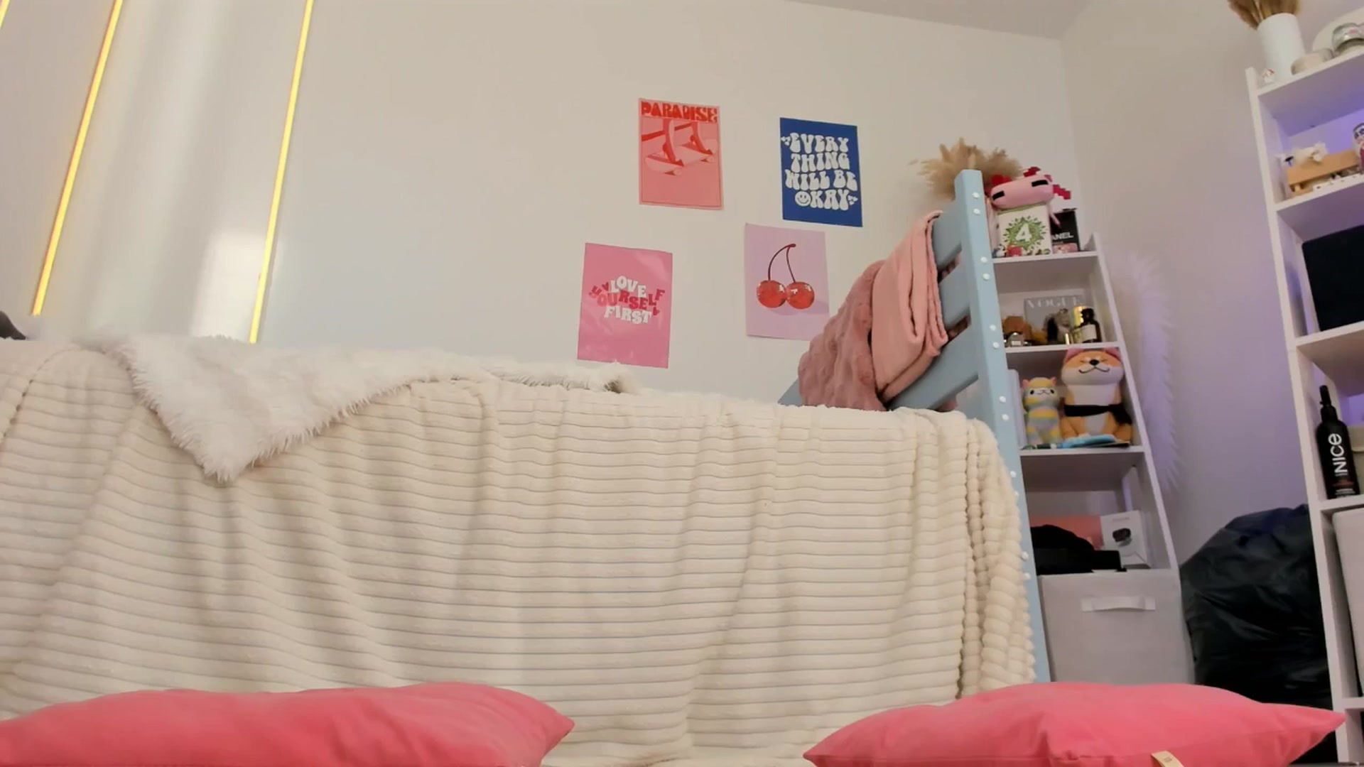 Gallery image thumbnail from Alice_Chery's myfreecams stream on, 09/25/2025, 06:36 image 5 of 20