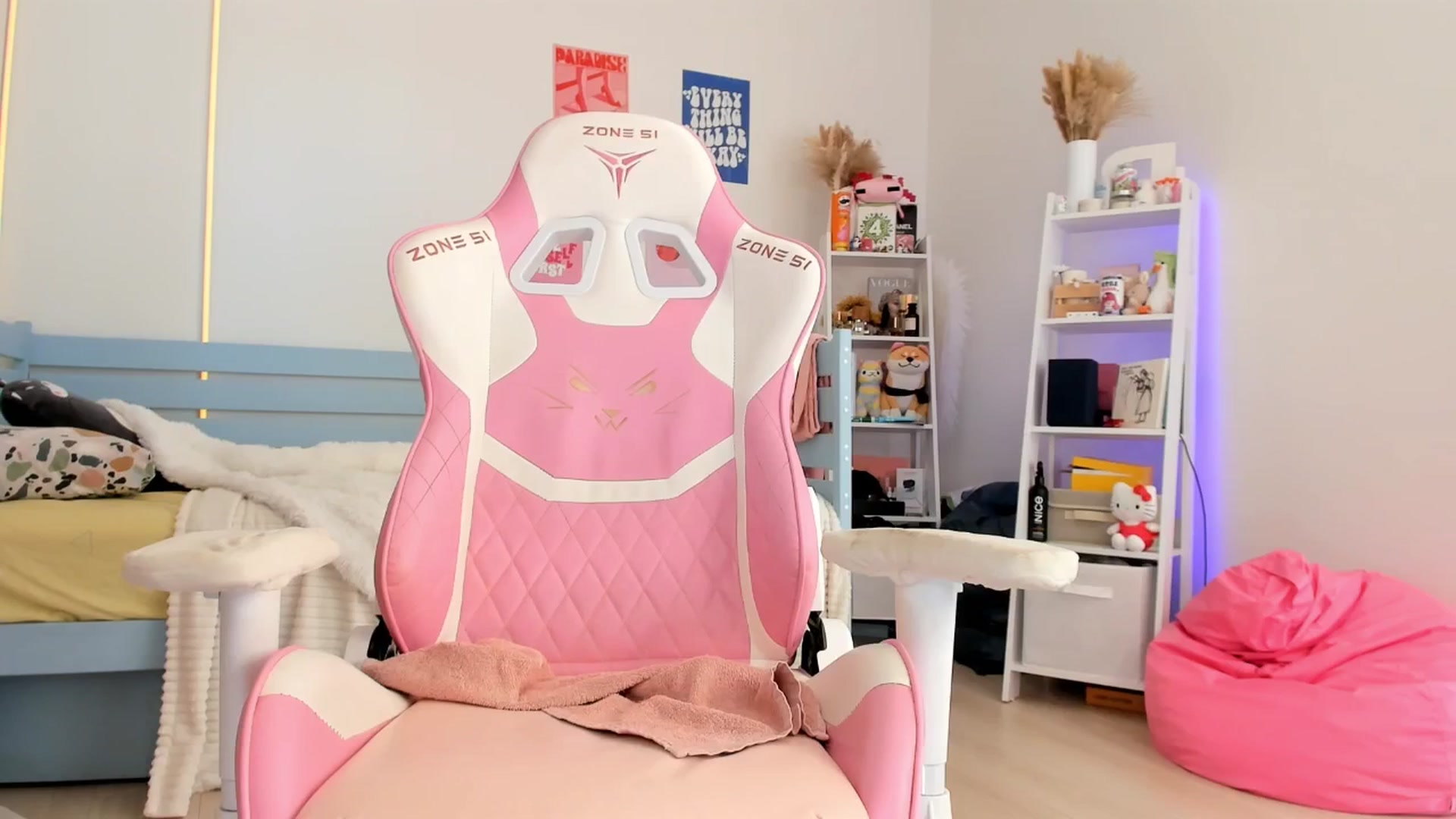 Gallery image thumbnail from Alice_Chery's myfreecams stream on, 09/25/2025, 09:45 image 12 of 20