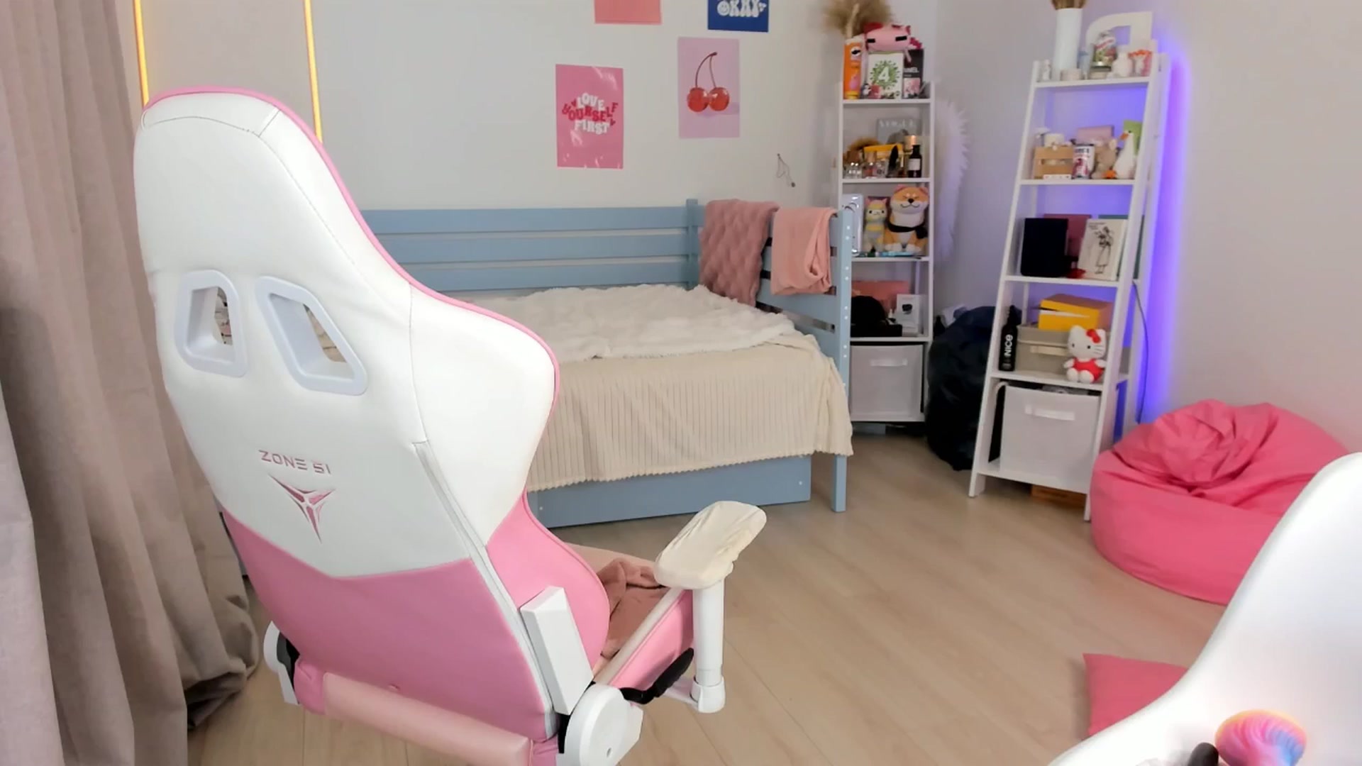 Gallery image thumbnail from Alice_Chery's myfreecams stream on, 09/26/2025, 10:02 image 11 of 20