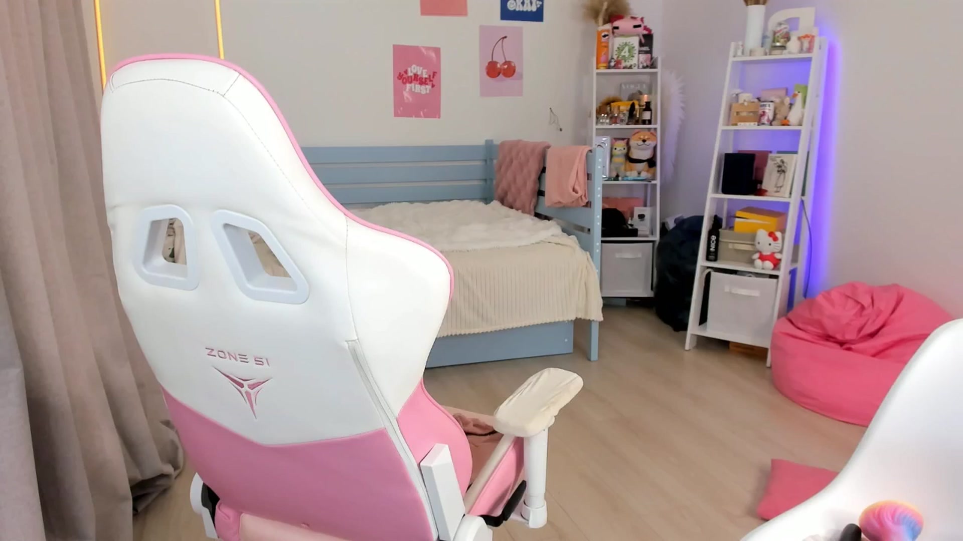 Gallery image thumbnail from Alice_Chery's myfreecams stream on, 09/26/2025, 10:02 image 10 of 20