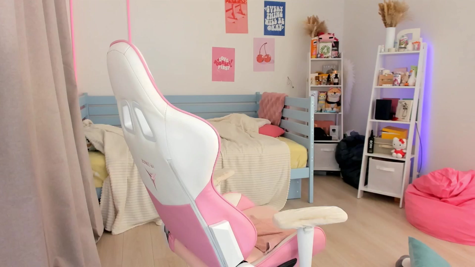Gallery image thumbnail from Alice_Chery's myfreecams stream on, 09/30/2025, 08:08 image 9 of 20