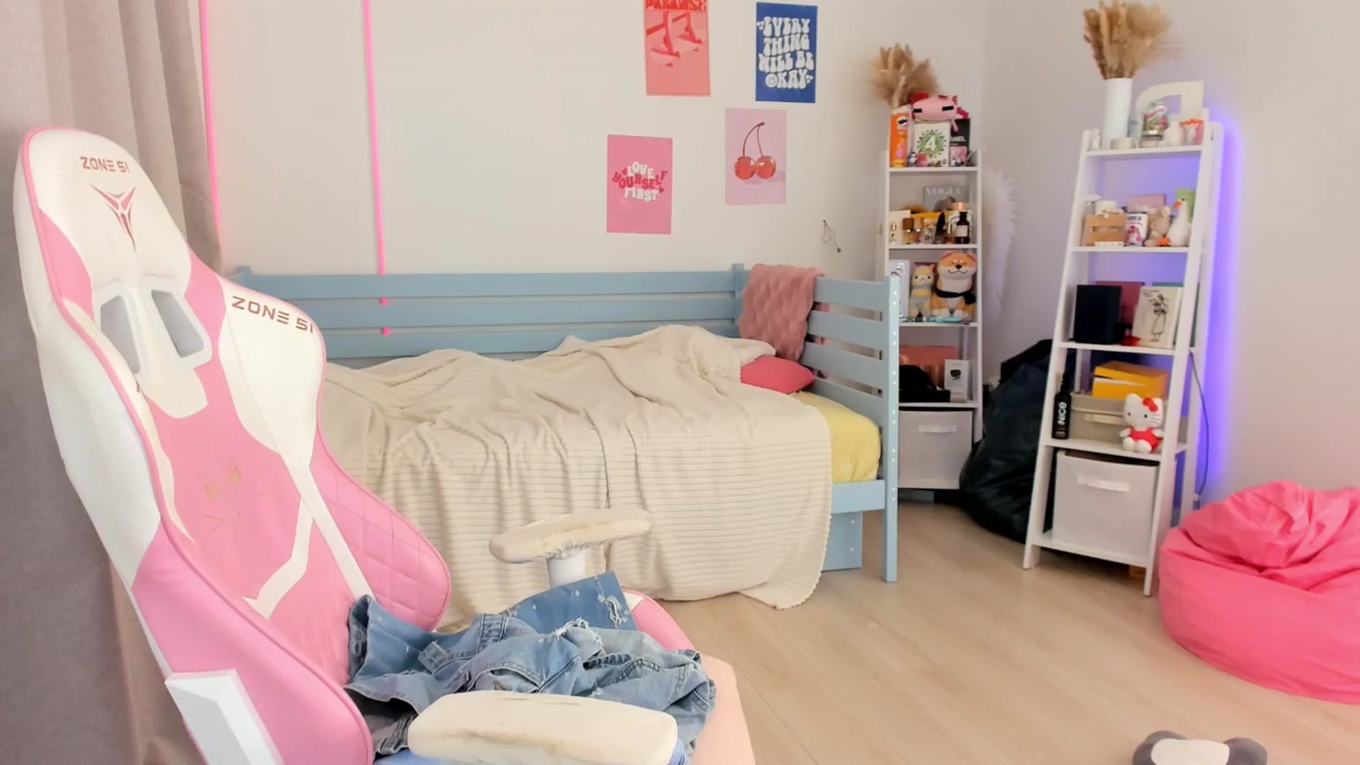 Gallery image thumbnail from Alice_Chery's myfreecams stream on, 09/30/2025, 08:08 image 13 of 20