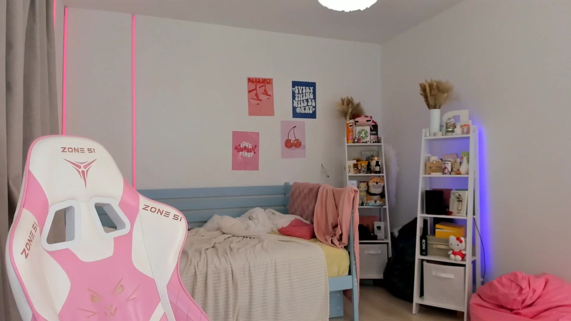 Gallery image thumbnail from Alice_Chery's myfreecams stream on, 09/30/2025, 11:05 image 13 of 20