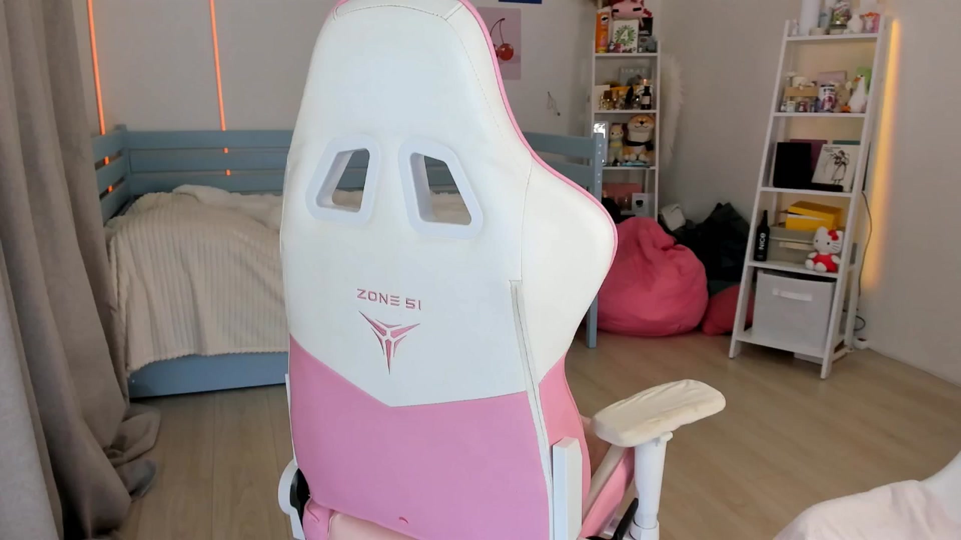 Gallery image thumbnail from Alice_Chery's myfreecams stream on, 10/02/2025, 06:48 image 5 of 20