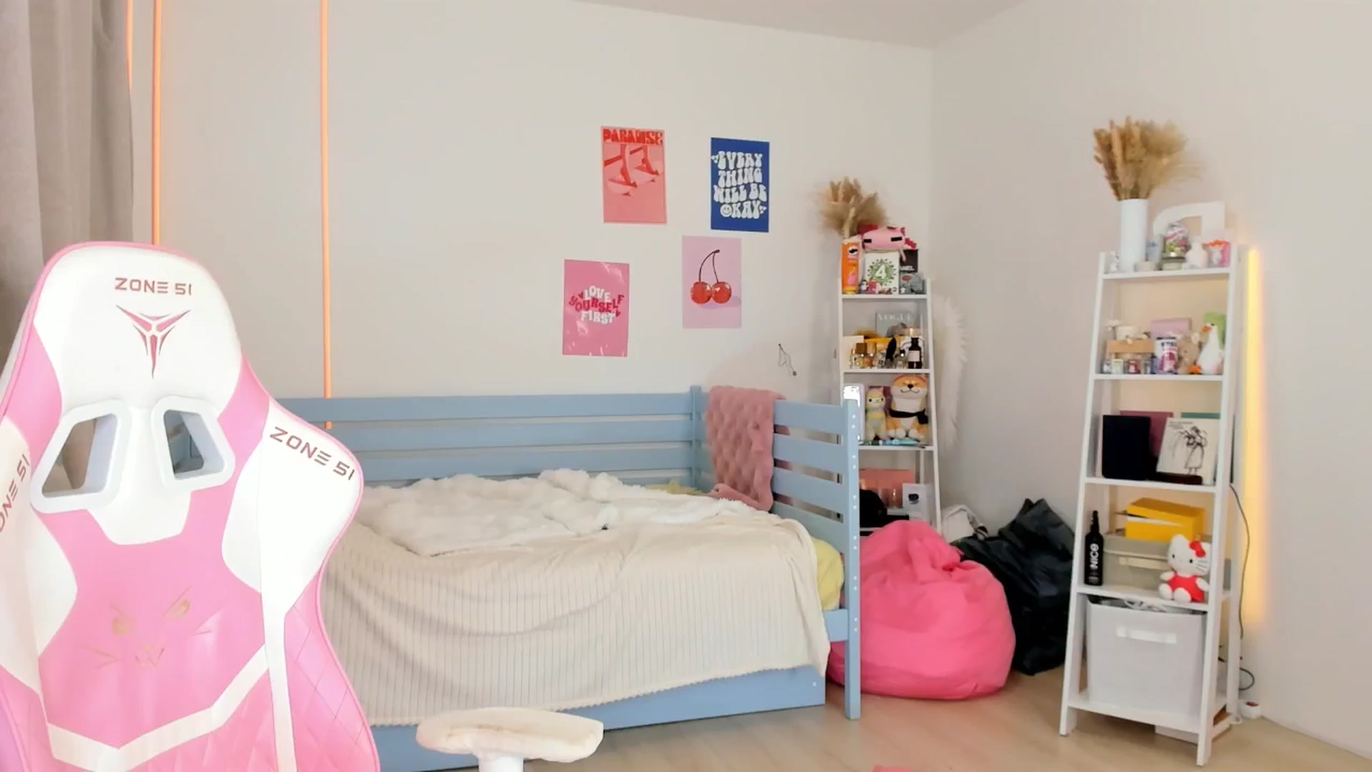 Gallery image thumbnail from Alice_Chery's myfreecams stream on, 10/02/2025, 07:19 image 14 of 20
