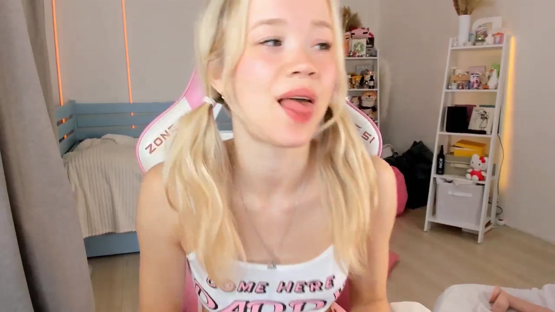 Gallery image thumbnail from Alice_Chery's myfreecams stream on, 10/02/2025, 07:19 image 18 of 20