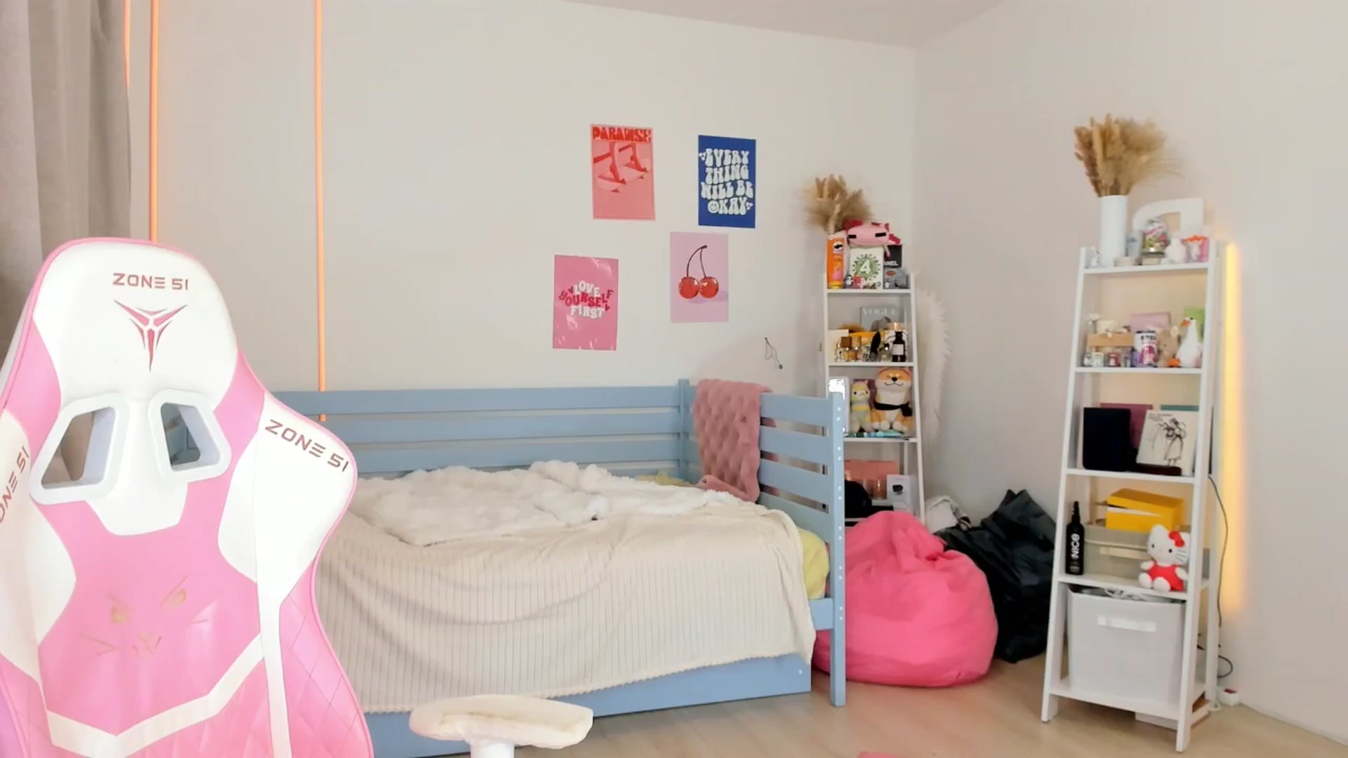 Gallery image thumbnail from Alice_Chery's myfreecams stream on, 10/02/2025, 07:19 image 12 of 20