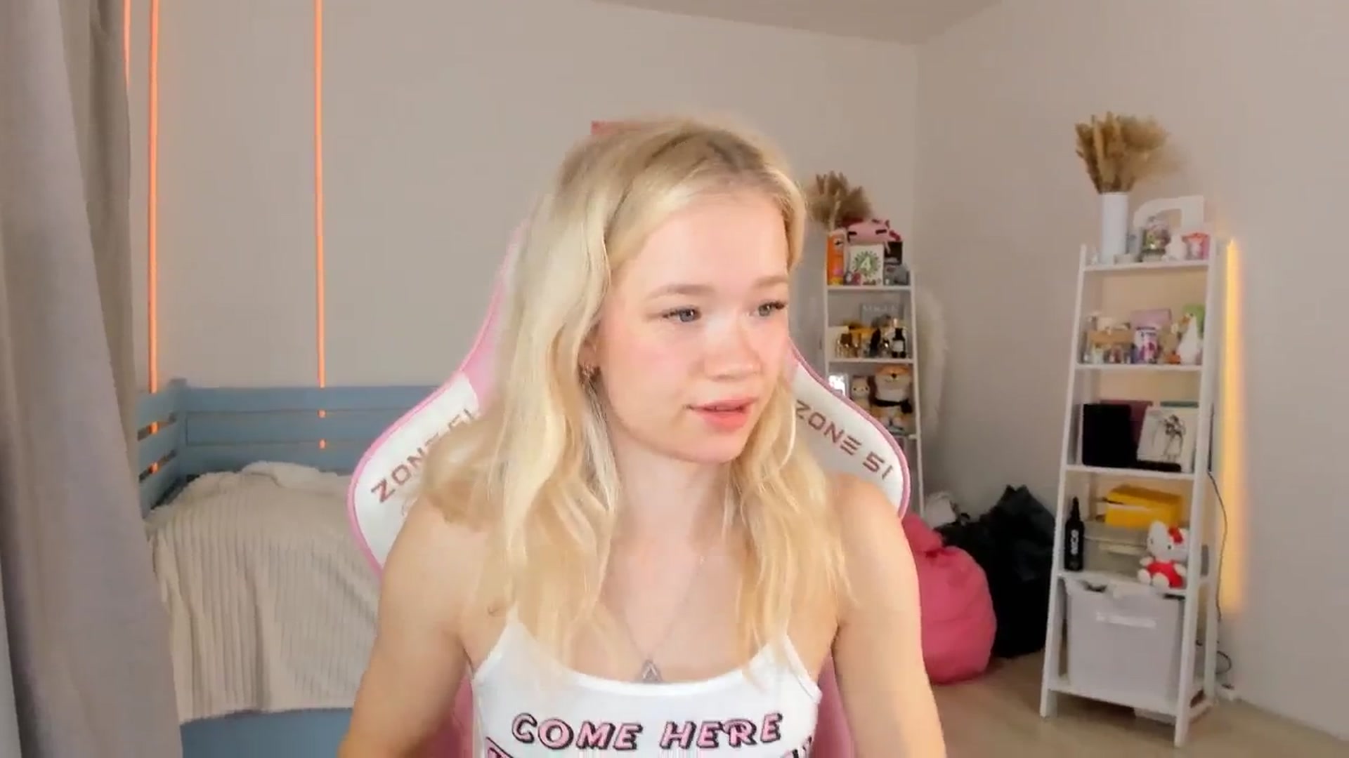 Gallery image thumbnail from Alice_Chery's myfreecams stream on, 10/02/2025, 07:19 image 17 of 20