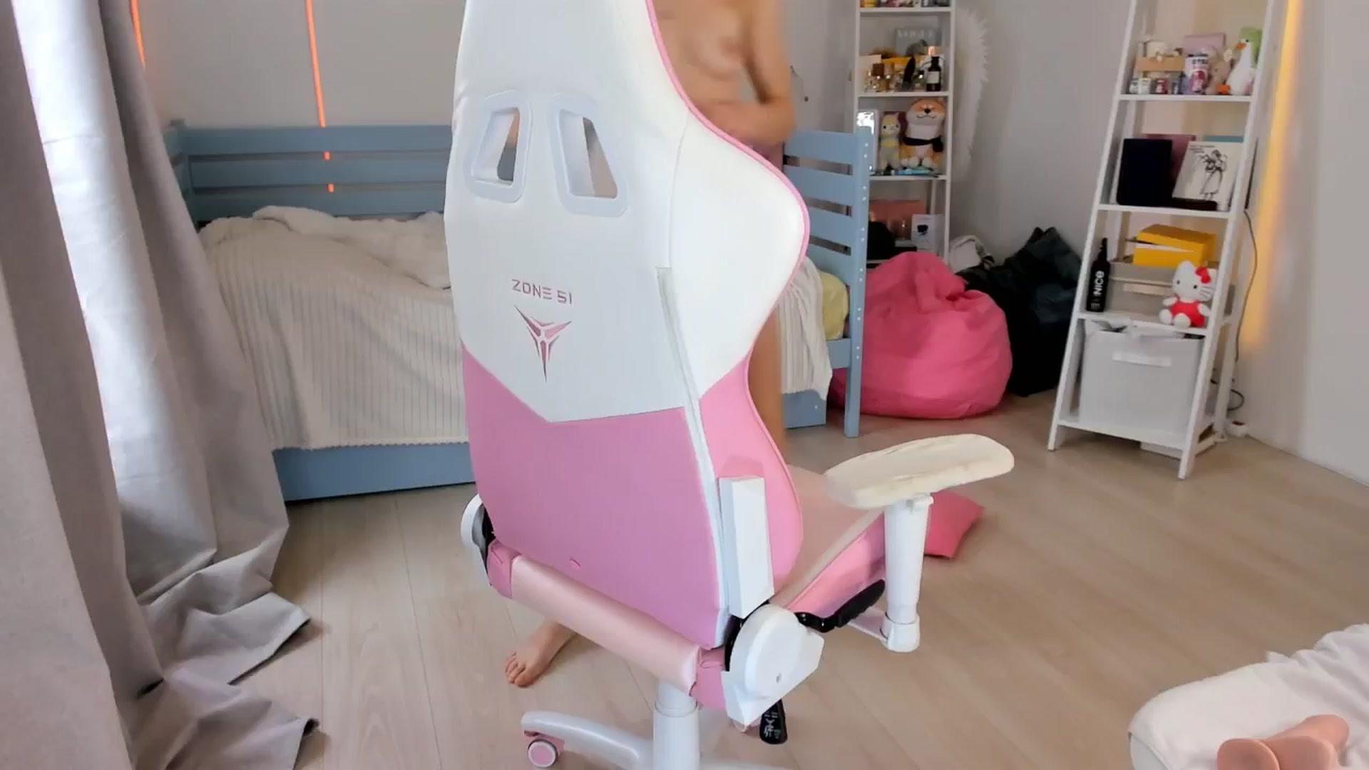 Gallery image thumbnail from Alice_Chery's myfreecams stream on, 10/02/2025, 09:47 image 1 of 20