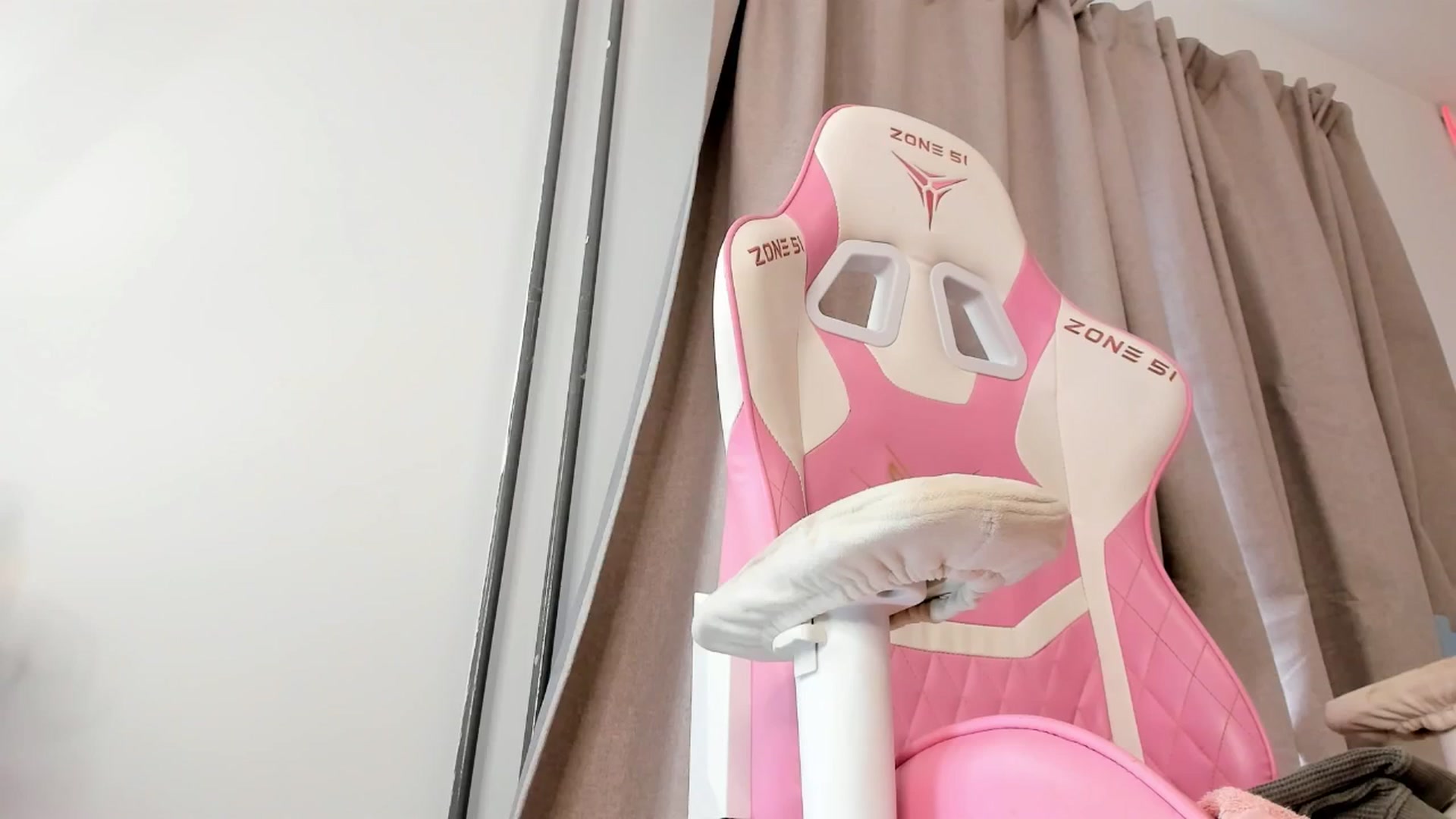 Gallery image thumbnail from Alice_Chery's myfreecams stream on, 10/05/2025, 08:47 image 12 of 20