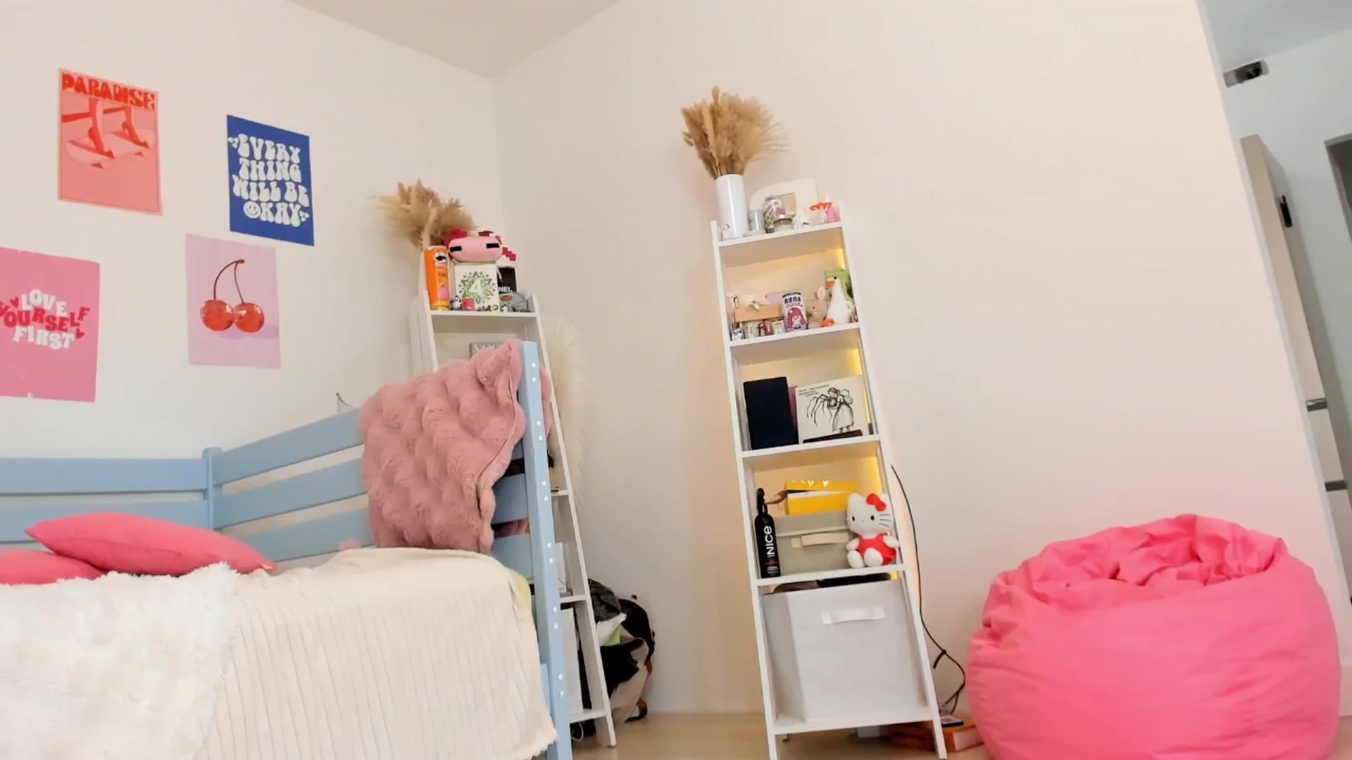 Gallery image thumbnail from Alice_Chery's myfreecams stream on, 10/05/2025, 10:54 image 2 of 20
