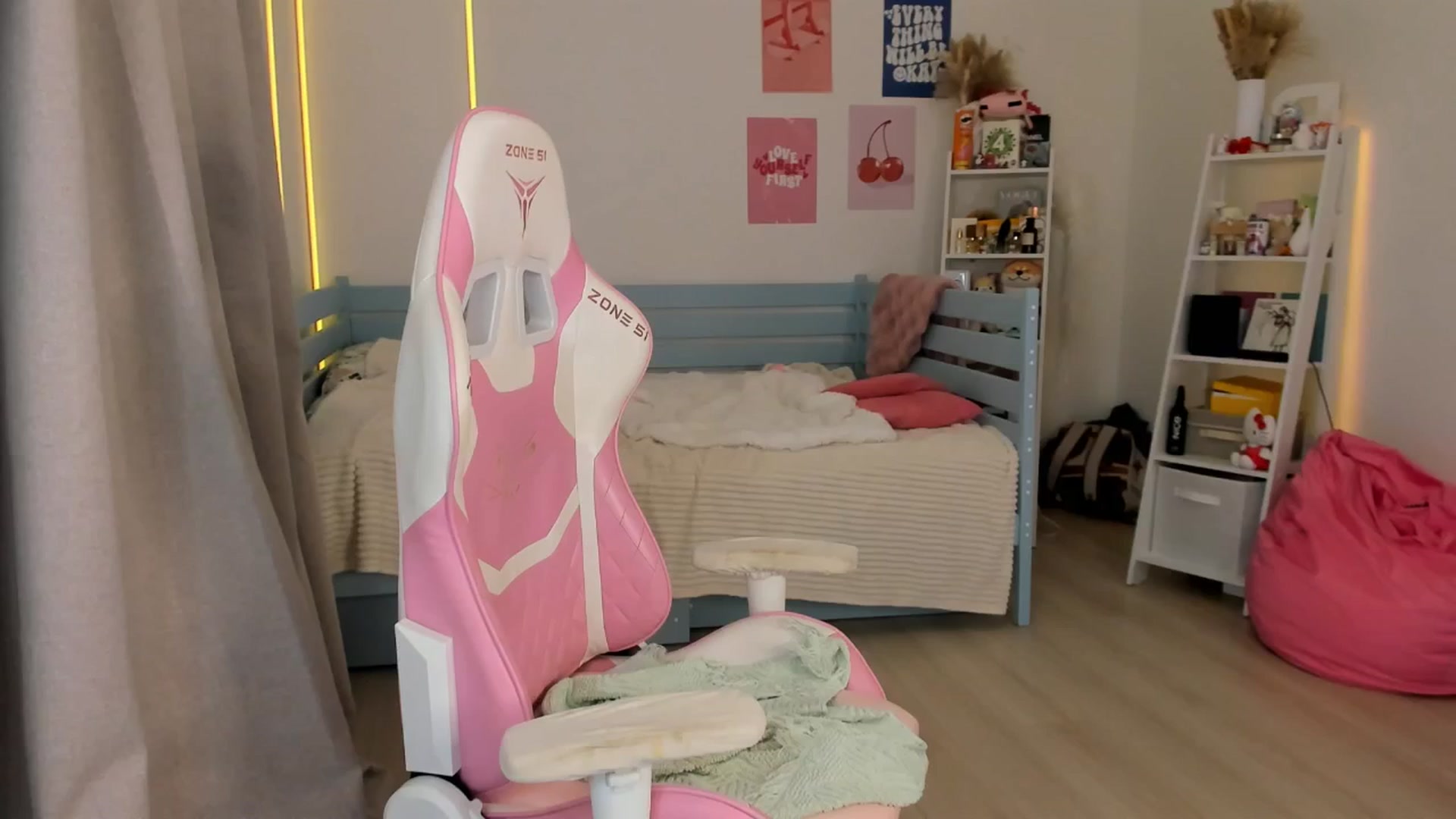 Gallery image thumbnail from Alice_Chery's myfreecams stream on, 10/07/2025, 05:45 image 20 of 20