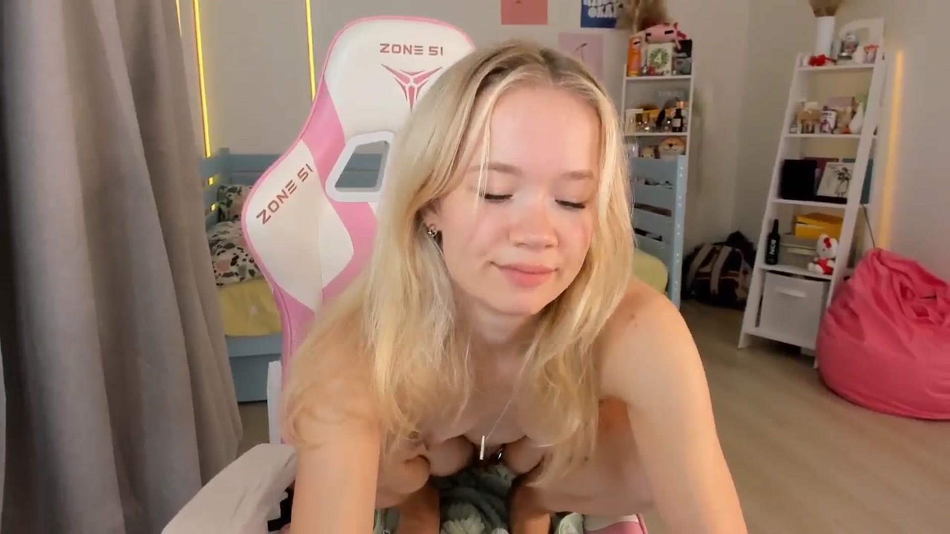 Gallery image thumbnail from Alice_Chery's myfreecams stream on, 10/07/2025, 11:23 image 18 of 20