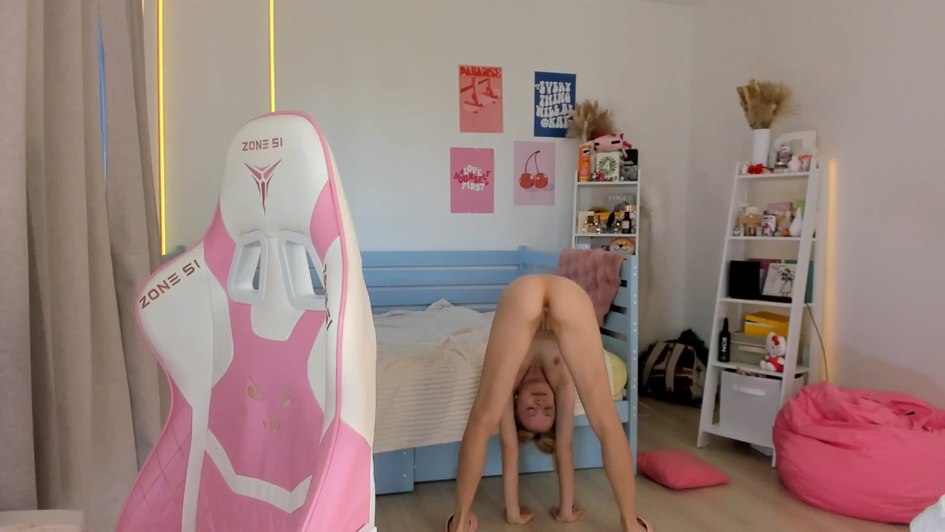 Gallery image thumbnail from Alice_Chery's myfreecams stream on, 10/08/2025, 11:00 image 16 of 20