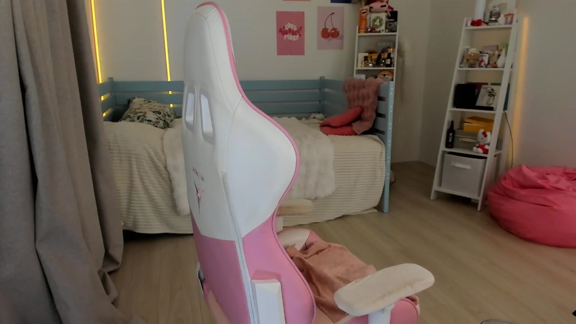 Gallery image thumbnail from Alice_Chery's myfreecams stream on, 10/09/2025, 10:32 image 20 of 20