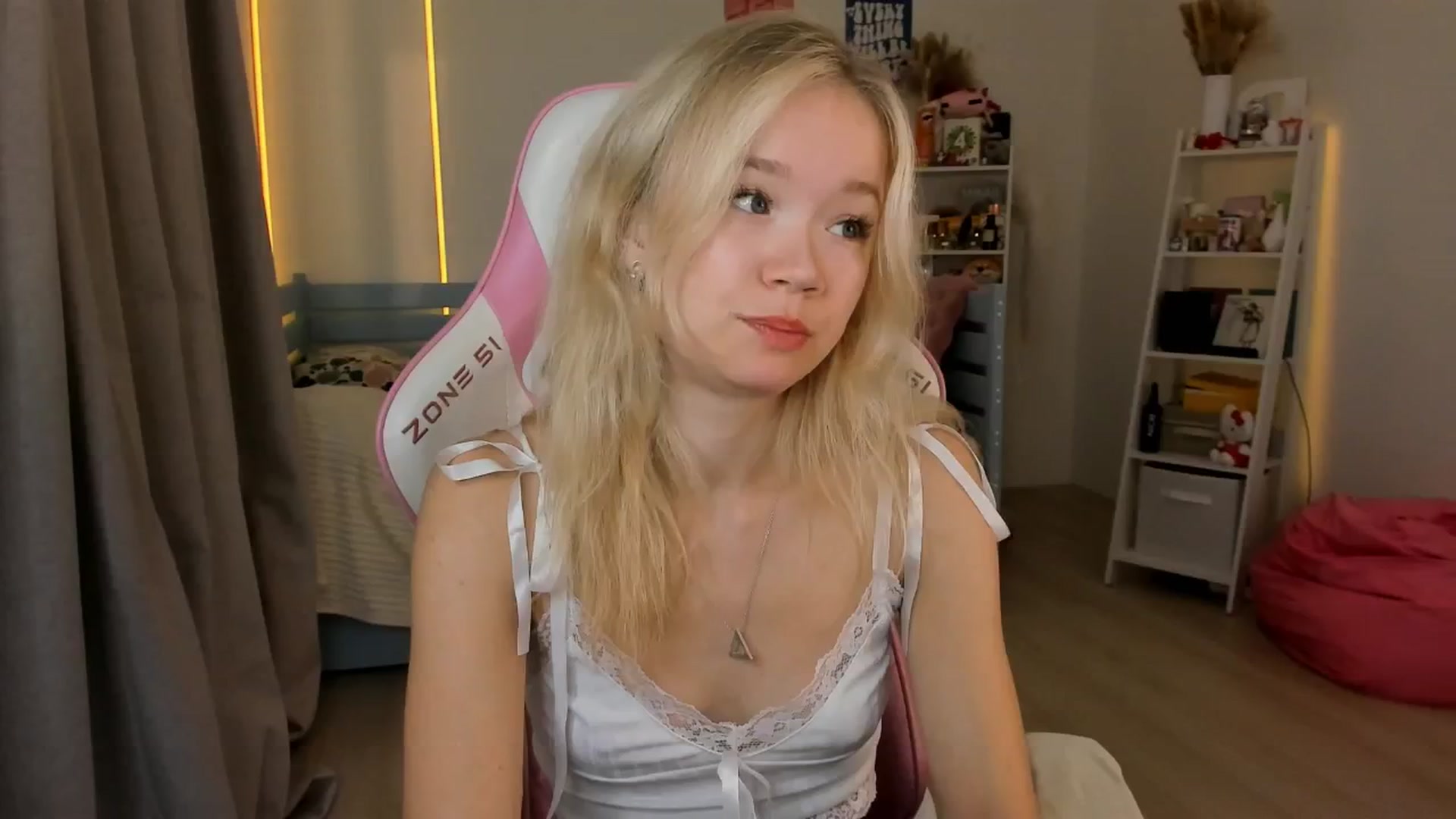 Gallery image thumbnail from Alice_Chery's myfreecams stream on, 10/09/2025, 10:32 image 1 of 20