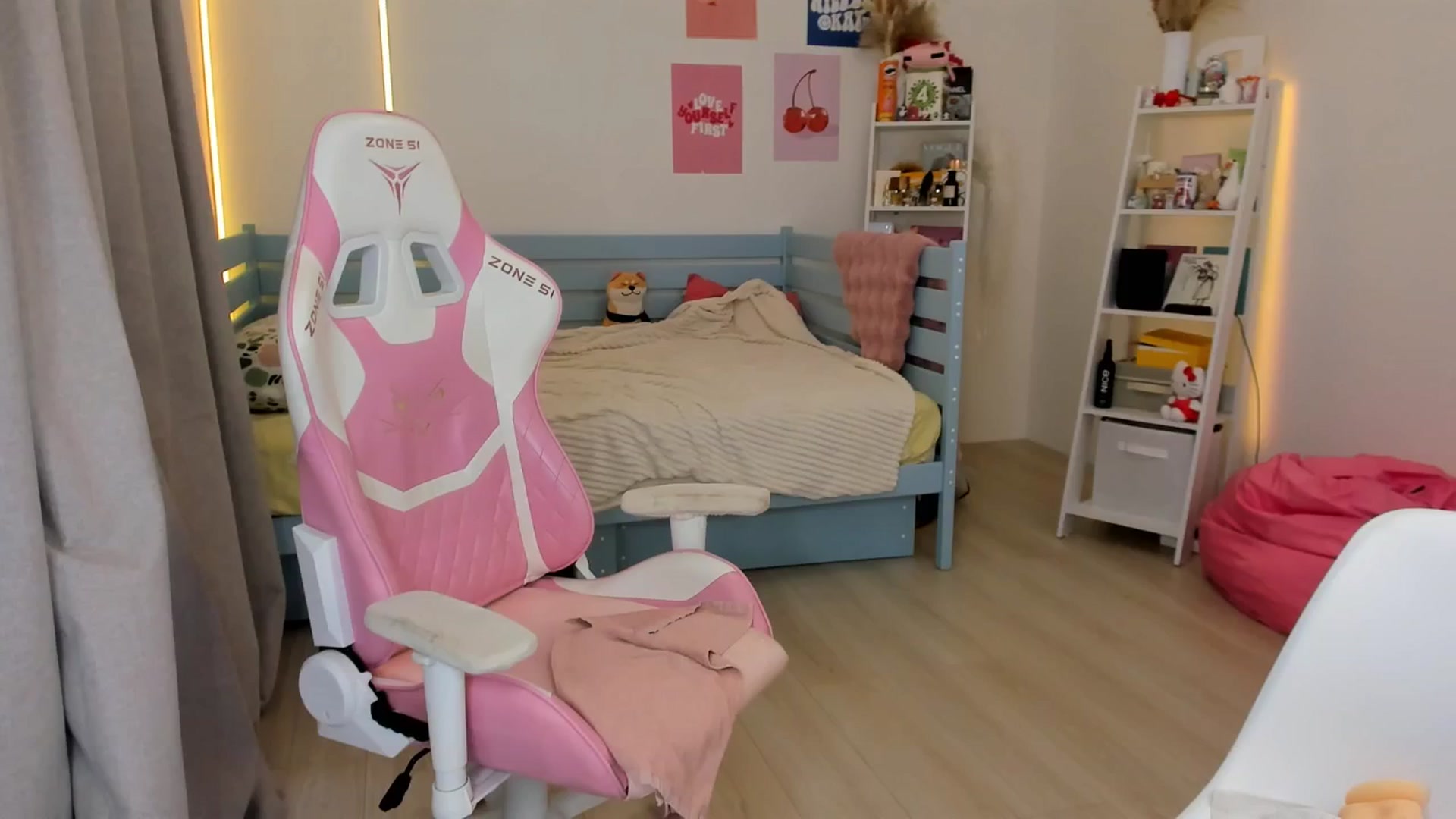 Gallery image thumbnail from Alice_Chery's myfreecams stream on, 10/10/2025, 10:13 image 3 of 20