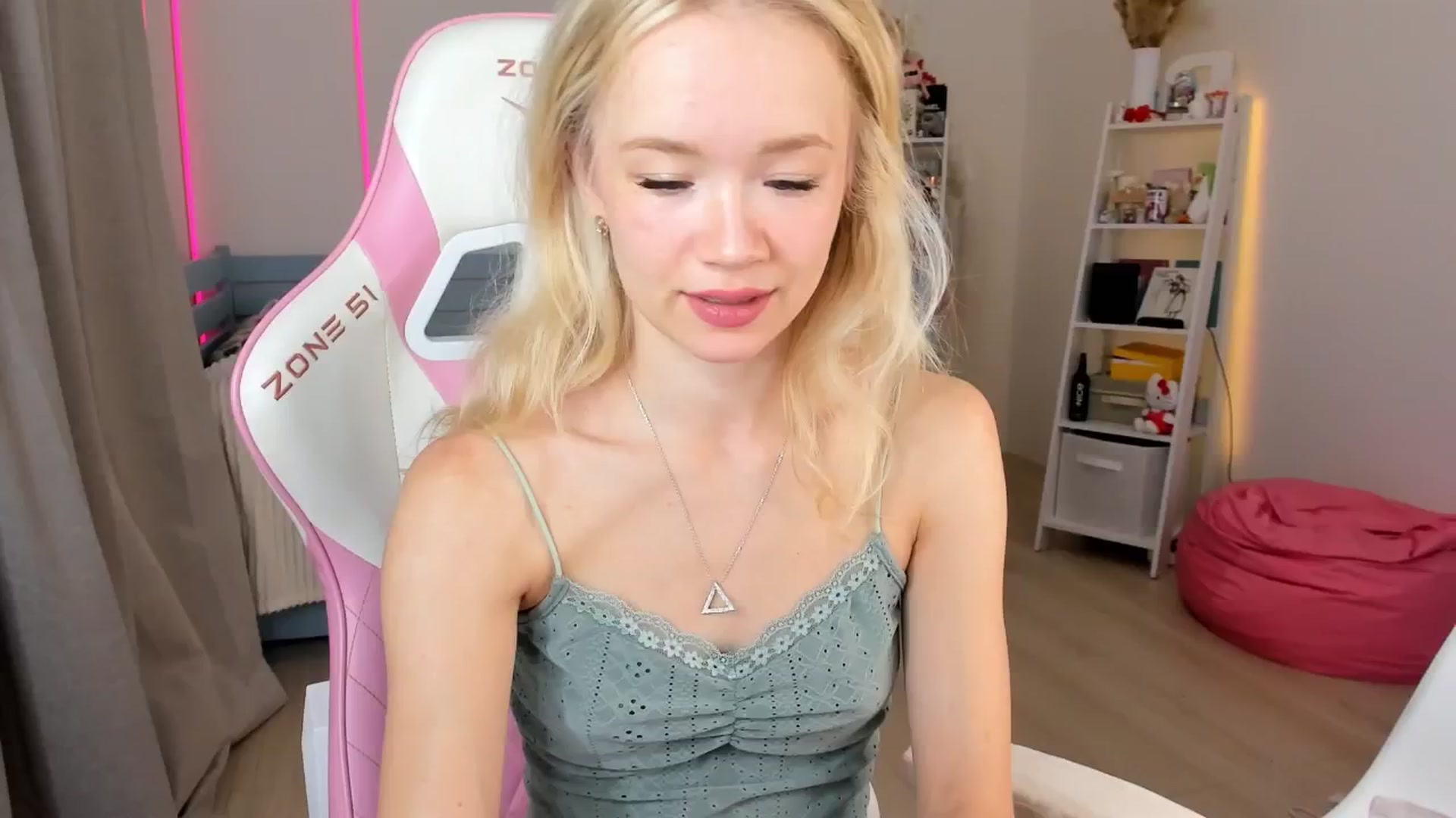 Gallery image thumbnail from Alice_Chery's myfreecams stream on, 10/13/2025, 06:45 image 2 of 20