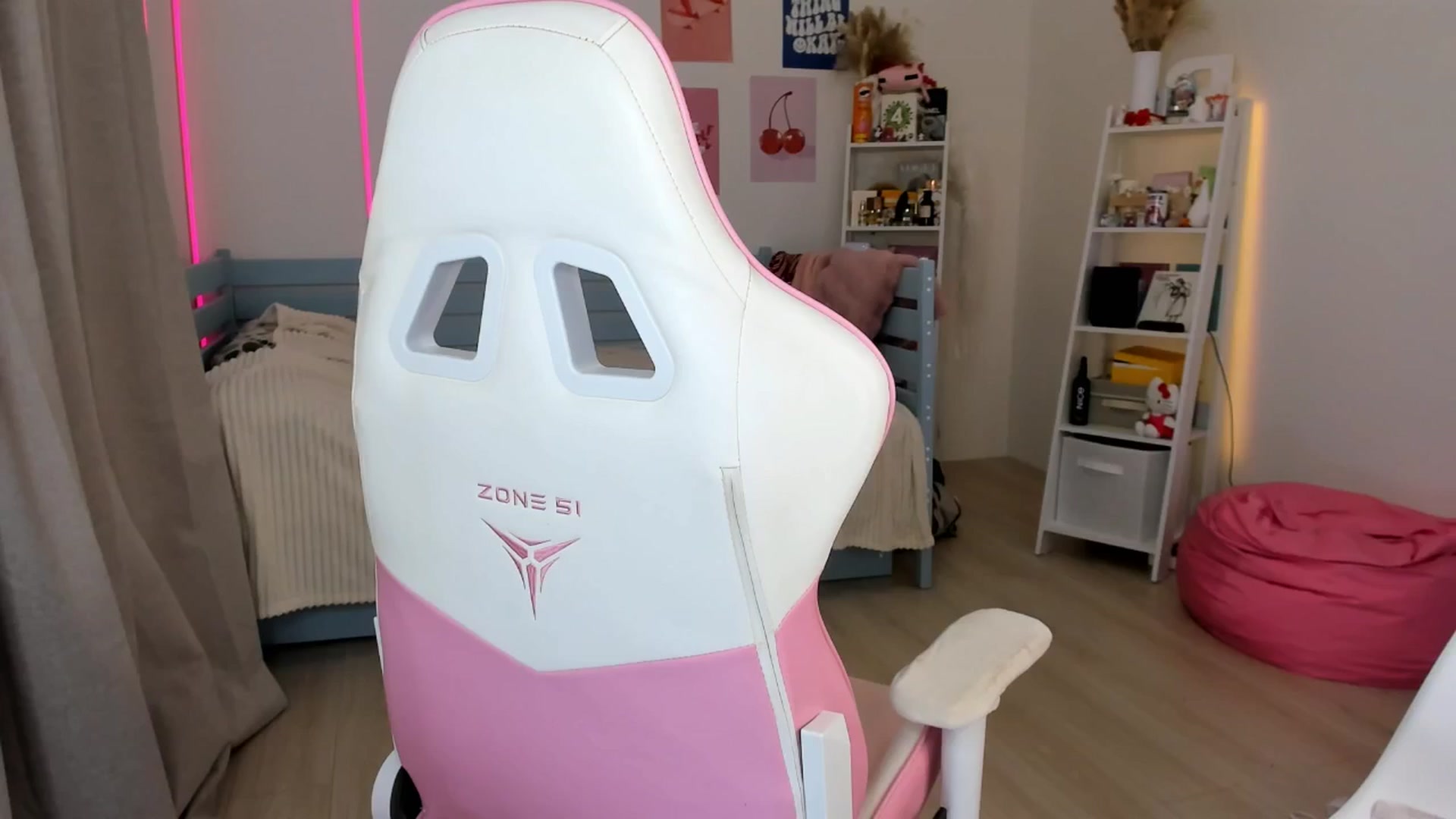 Gallery image thumbnail from Alice_Chery's myfreecams stream on, 10/13/2025, 06:45 image 4 of 20