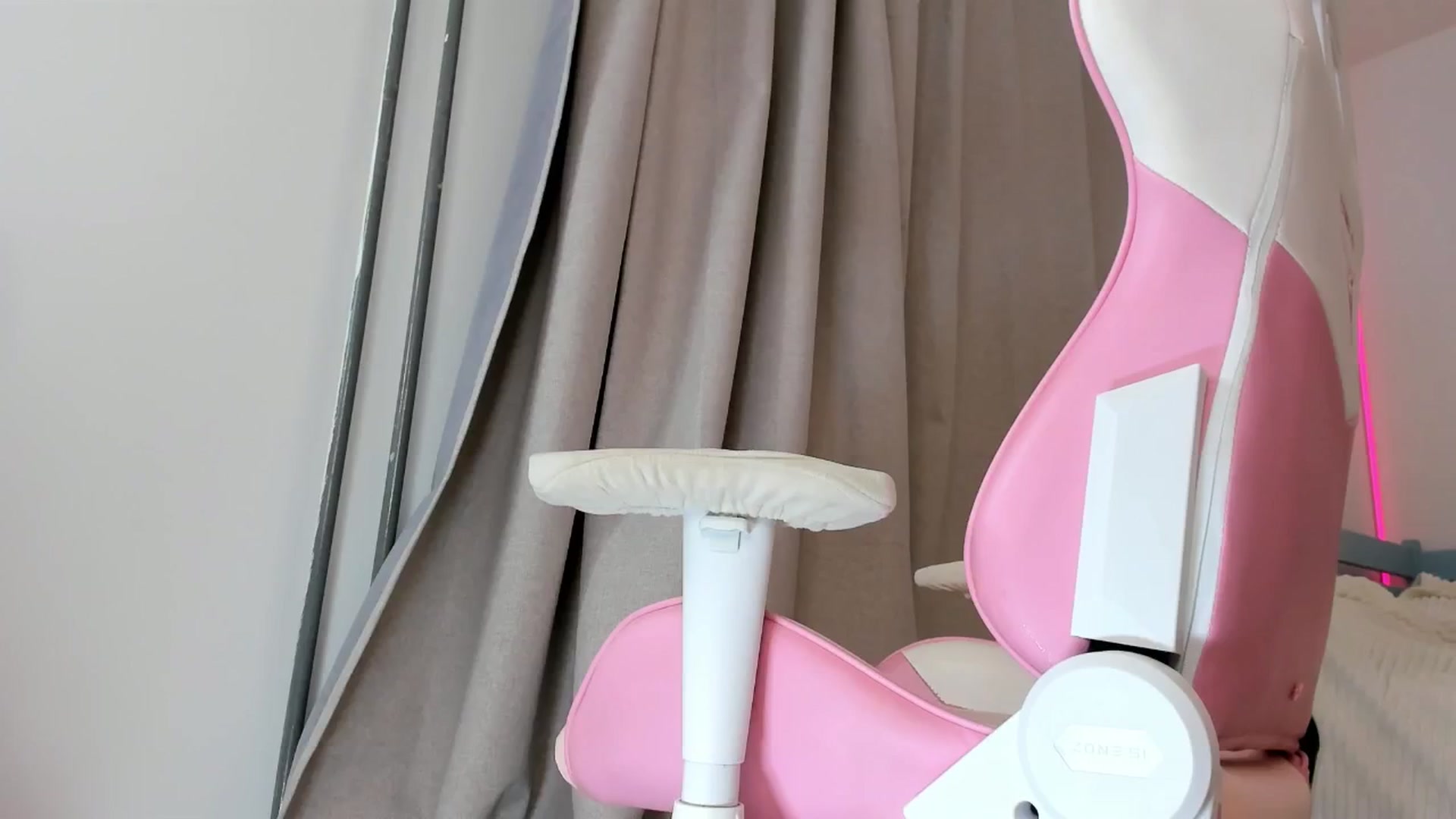 Gallery image thumbnail from Alice_Chery's myfreecams stream on, 10/13/2025, 06:45 image 18 of 20