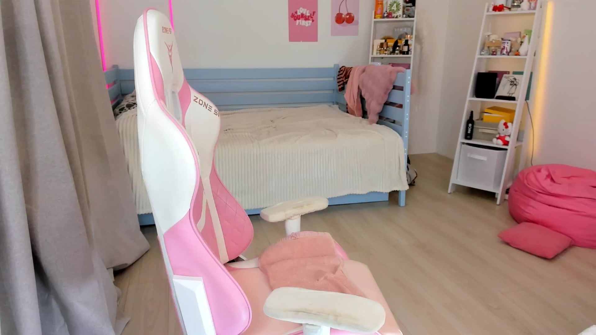 Gallery image thumbnail from Alice_Chery's myfreecams stream on, 10/13/2025, 07:41 image 2 of 20