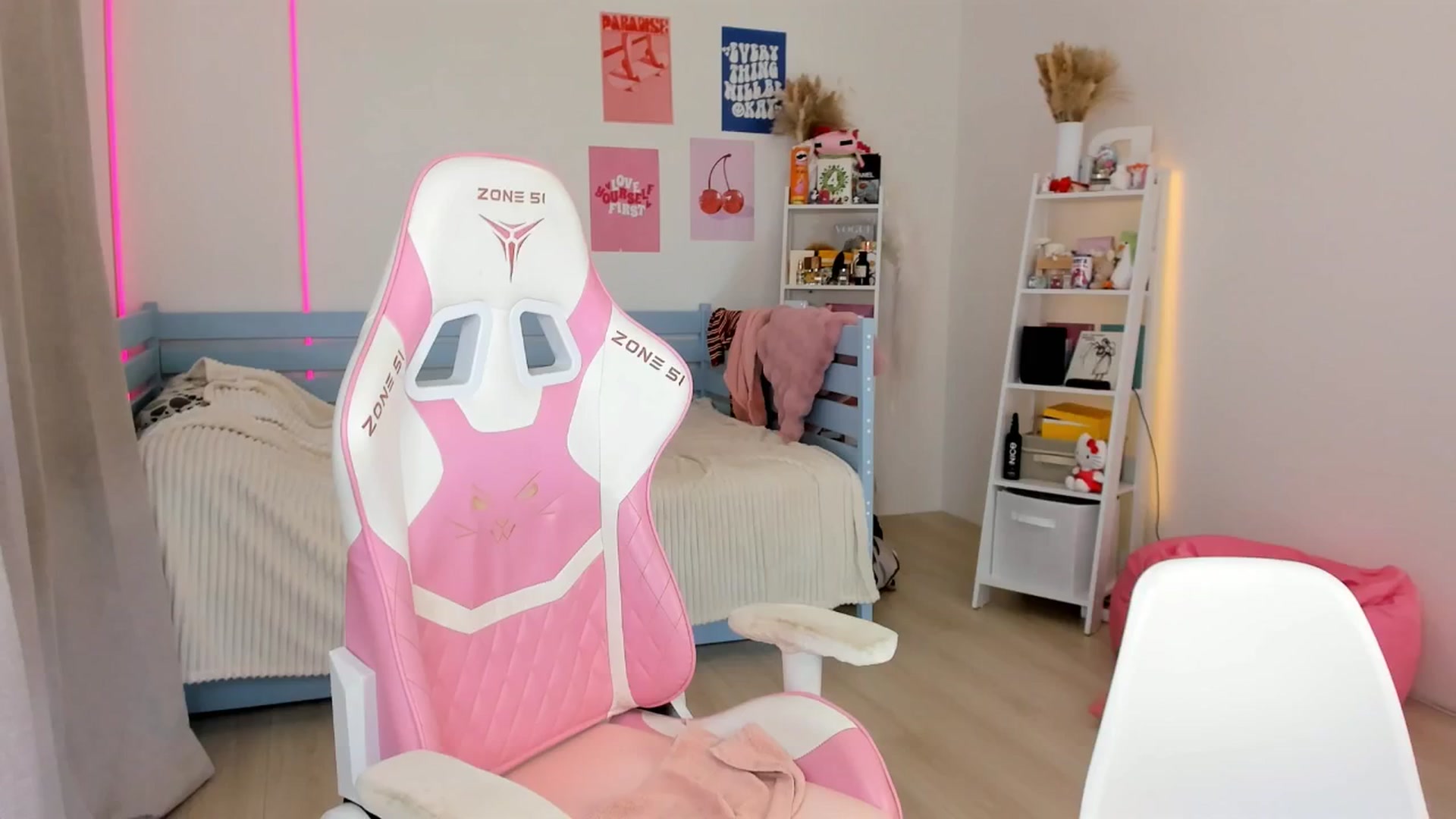 Gallery image thumbnail from Alice_Chery's myfreecams stream on, 10/13/2025, 08:59 image 4 of 20