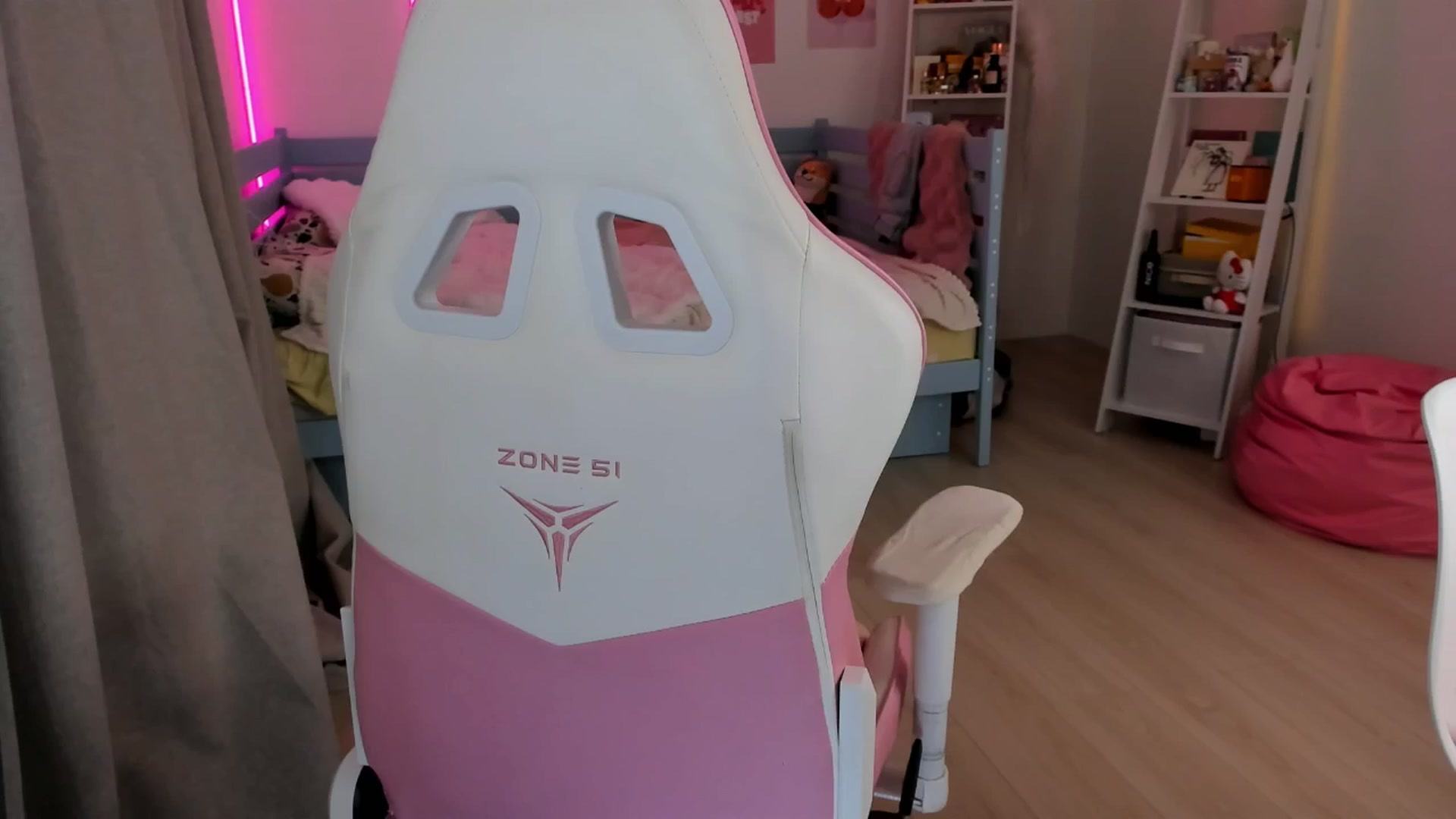 Gallery image thumbnail from Alice_Chery's myfreecams stream on, 10/17/2025, 10:00 image 19 of 20