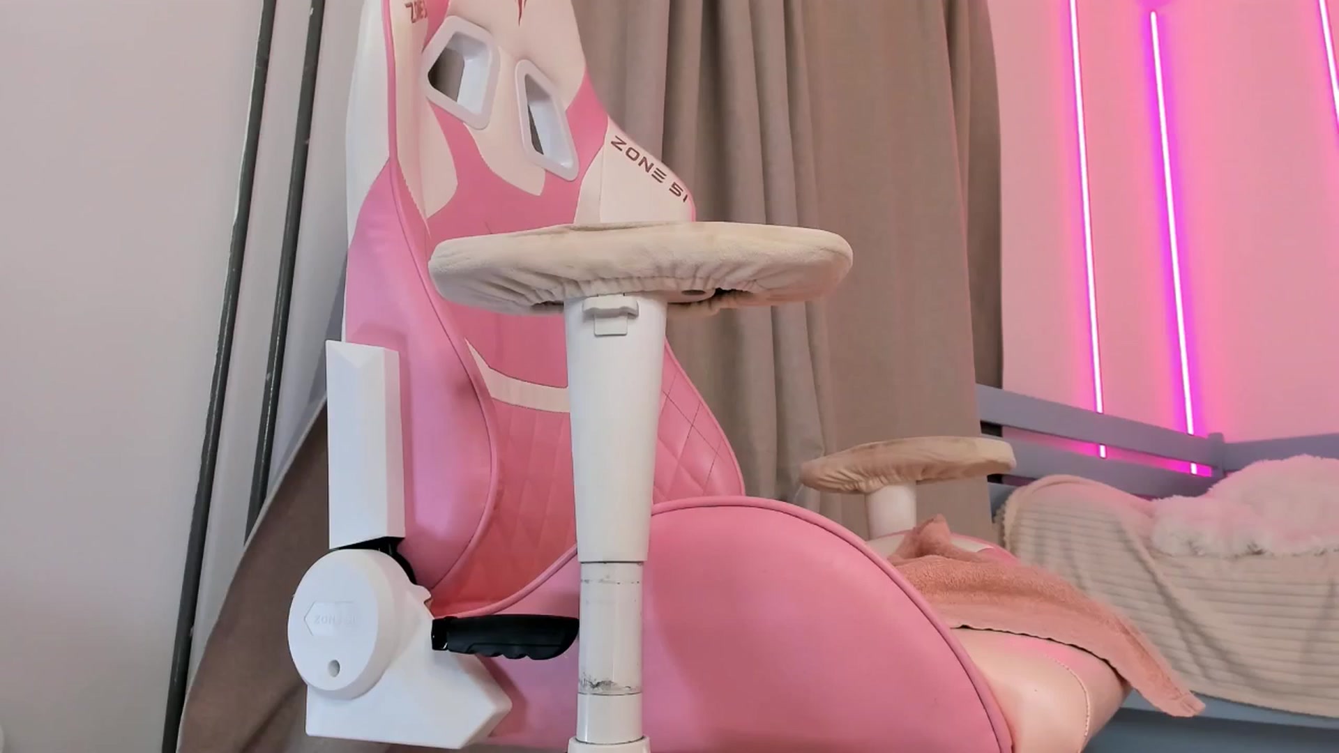 Gallery image thumbnail from Alice_Chery's myfreecams stream on, 10/18/2025, 07:50 image 17 of 20