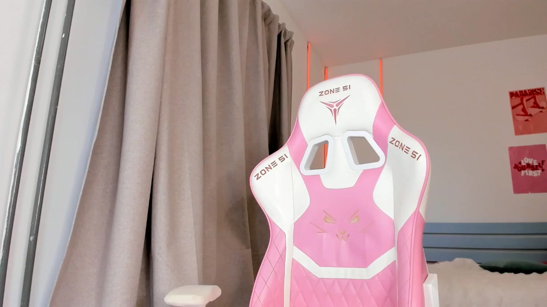 Gallery image thumbnail from Alice_Chery's myfreecams stream on, 10/20/2025, 08:09 image 8 of 20