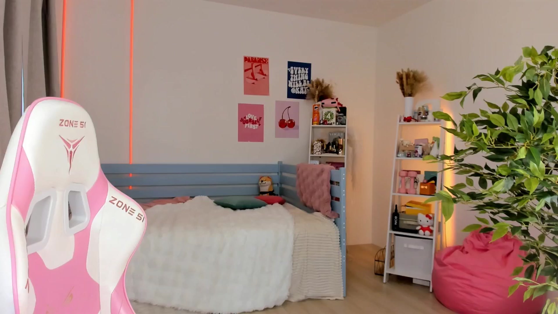 Gallery image thumbnail from Alice_Chery's myfreecams stream on, 10/20/2025, 08:09 image 5 of 20