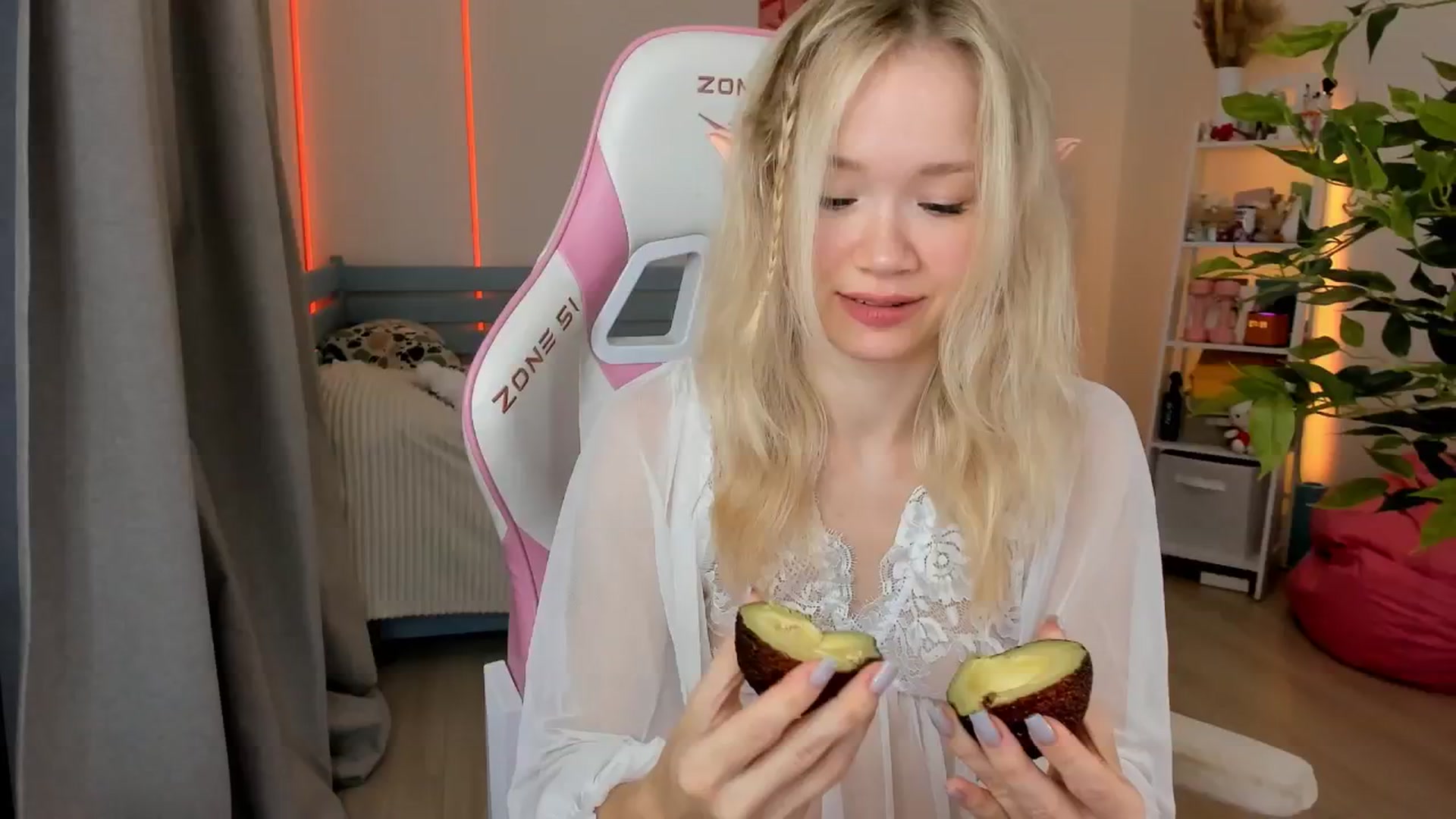 Gallery image thumbnail from Alice_Chery's myfreecams stream on, 10/22/2025, 06:05 image 4 of 20